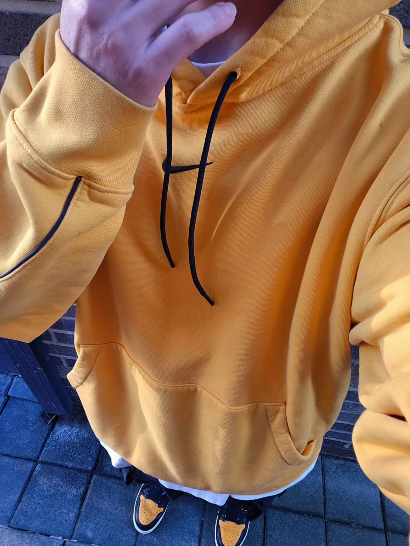 Nike x Drake Nocta Essential Hoodie University Gold - Asia, Nike x Drake Nocta Essential Hoodie University Gold - US/EU 착용 스타일 - 2