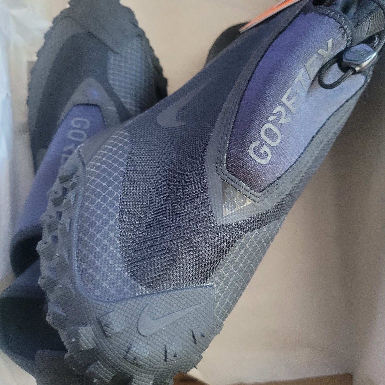 Nike ACG Mountain Fly Gore-Tex Black and Dark Grey 착용 스타일