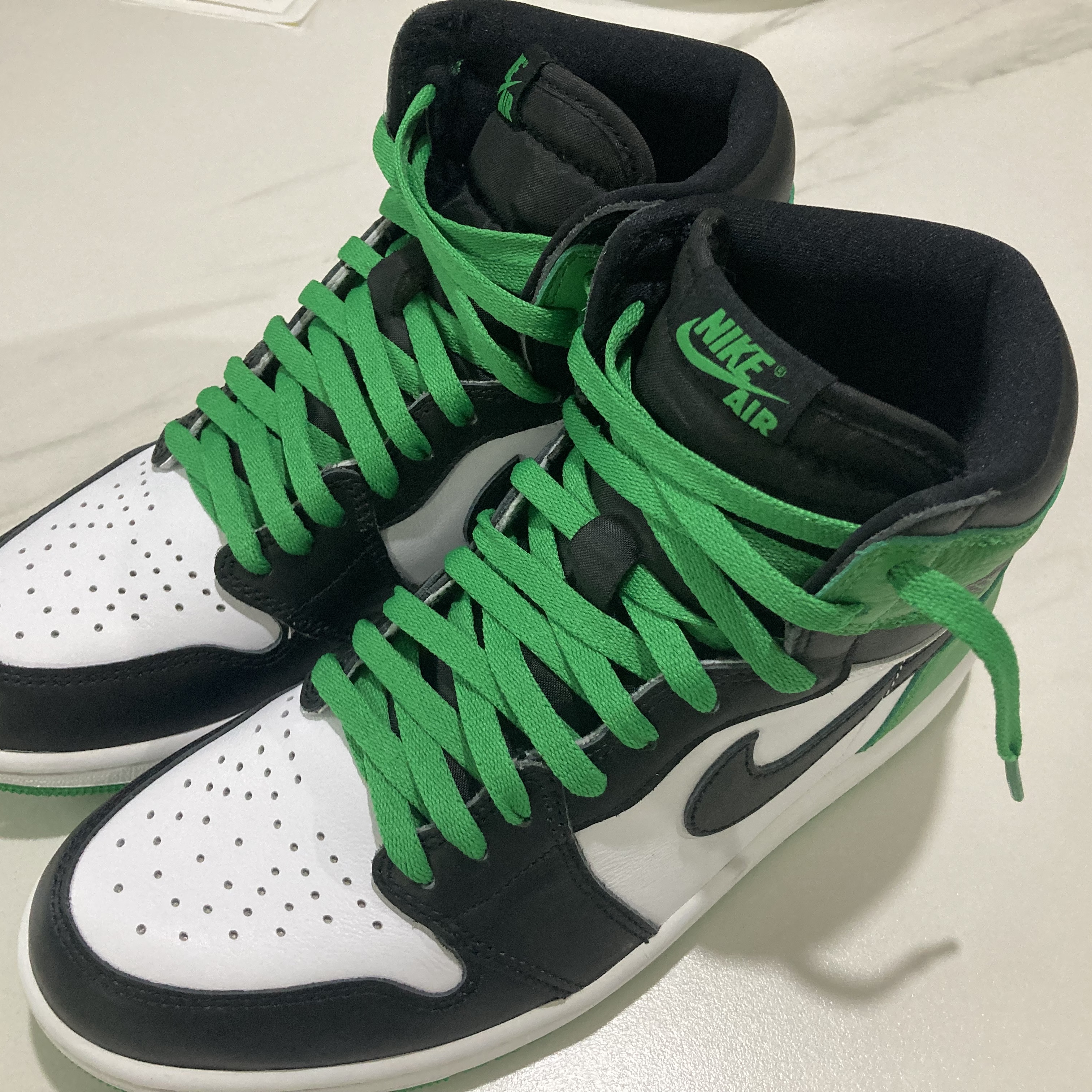 Jordan 1 Retro High OG Black and Lucky Green 착용 스타일 - 1