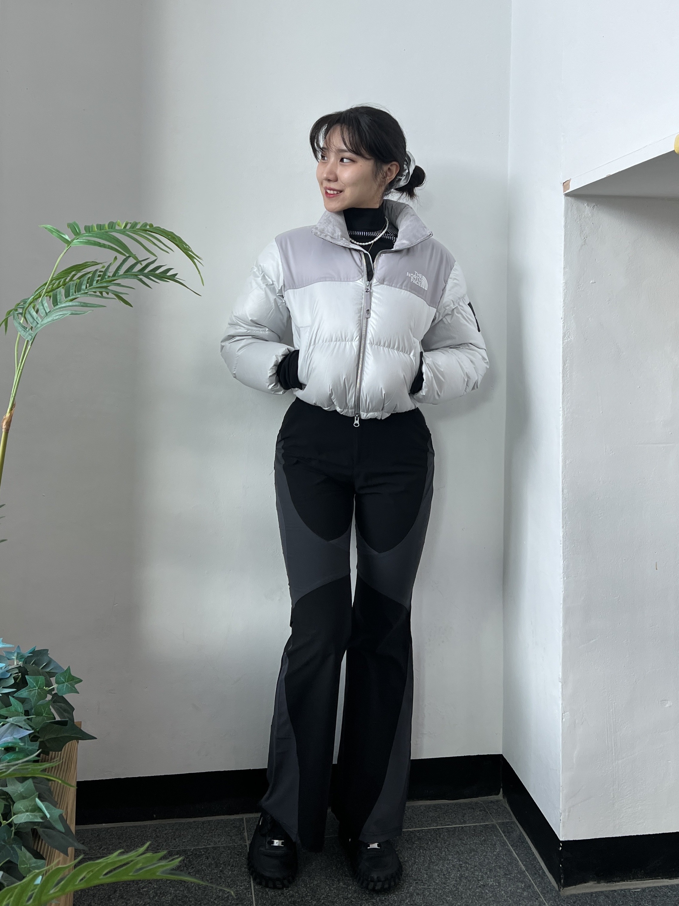 (W) The North Face White Label Novelty Nuptse Down Jacket Ice Gray, Art of Field Bootscut Long Pants Black 착용 스타일 - 2