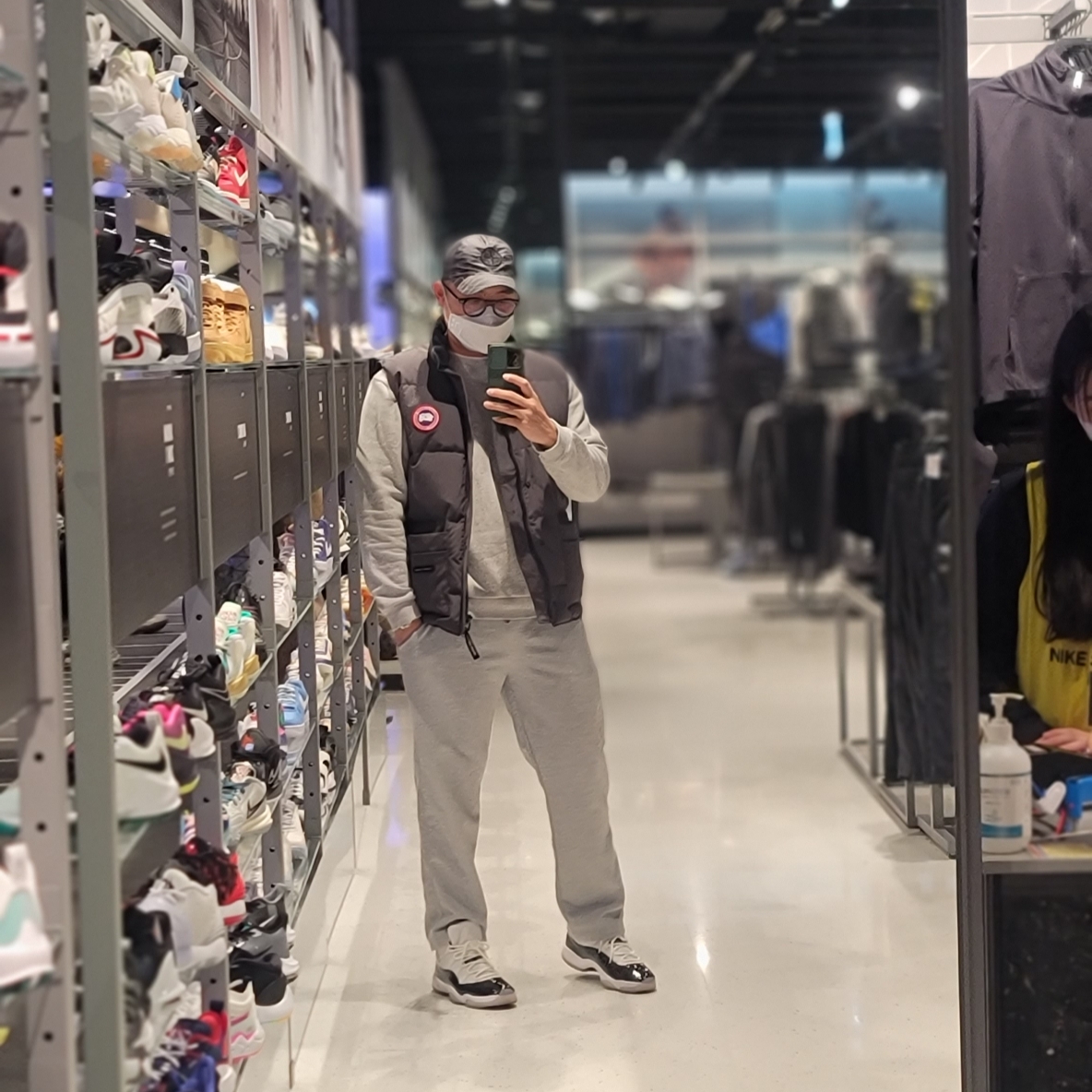 Canada Goose Freestyle Crew Vest Graphite 착용 스타일