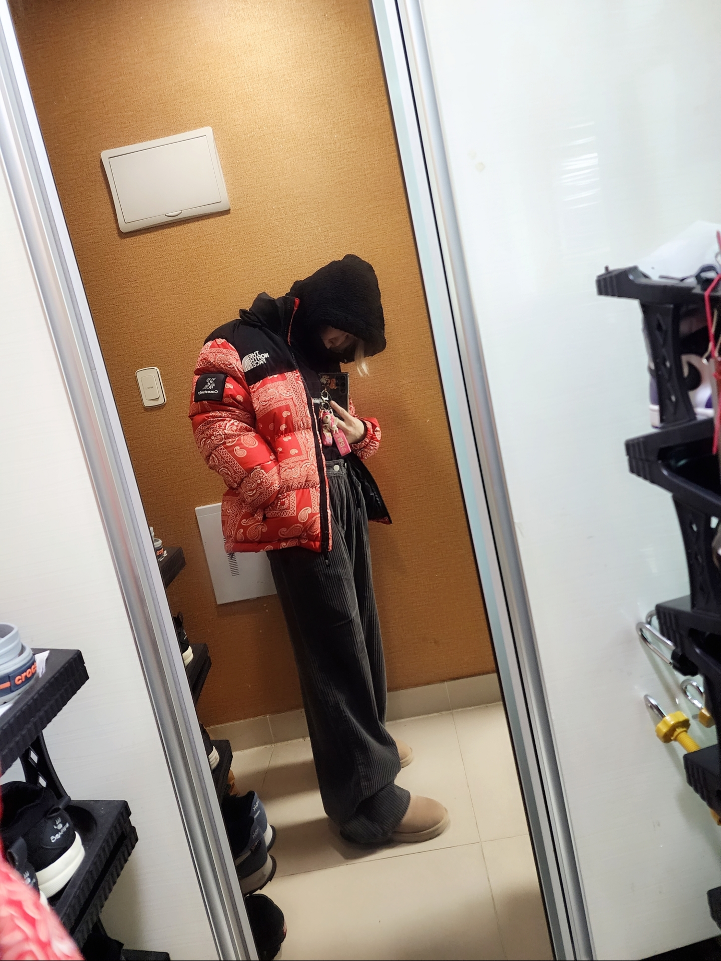 The North Face Nuptse Down Jacket Red, (W) UGG Classic Ultra Mini Boots Sand 착용 스타일 - 1