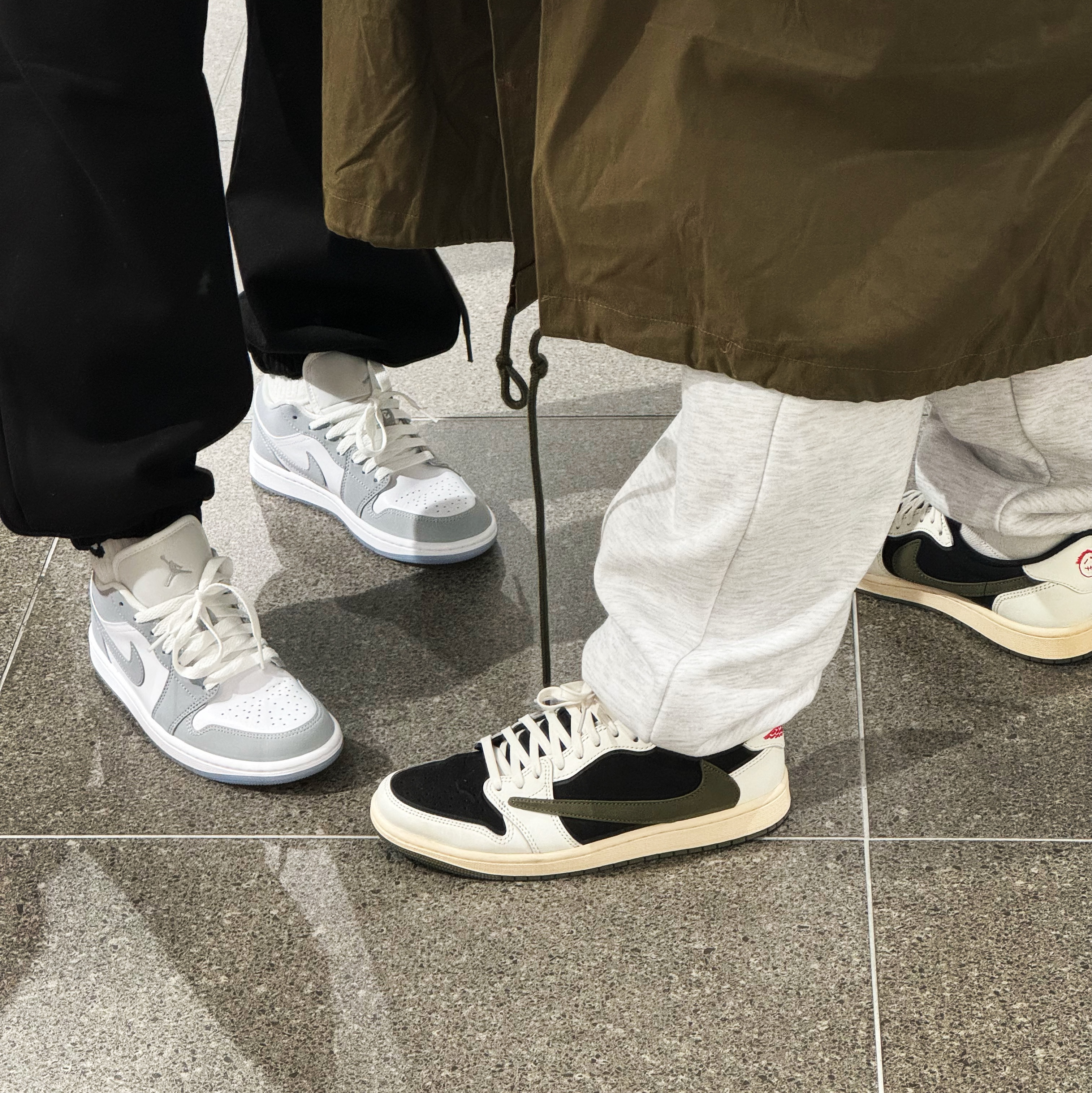 (W) Jordan 1 Low White Wolf Grey, (W) Jordan 1 x Travis Scott Retro Low OG SP Medium Olive 착용 스타일 - 1