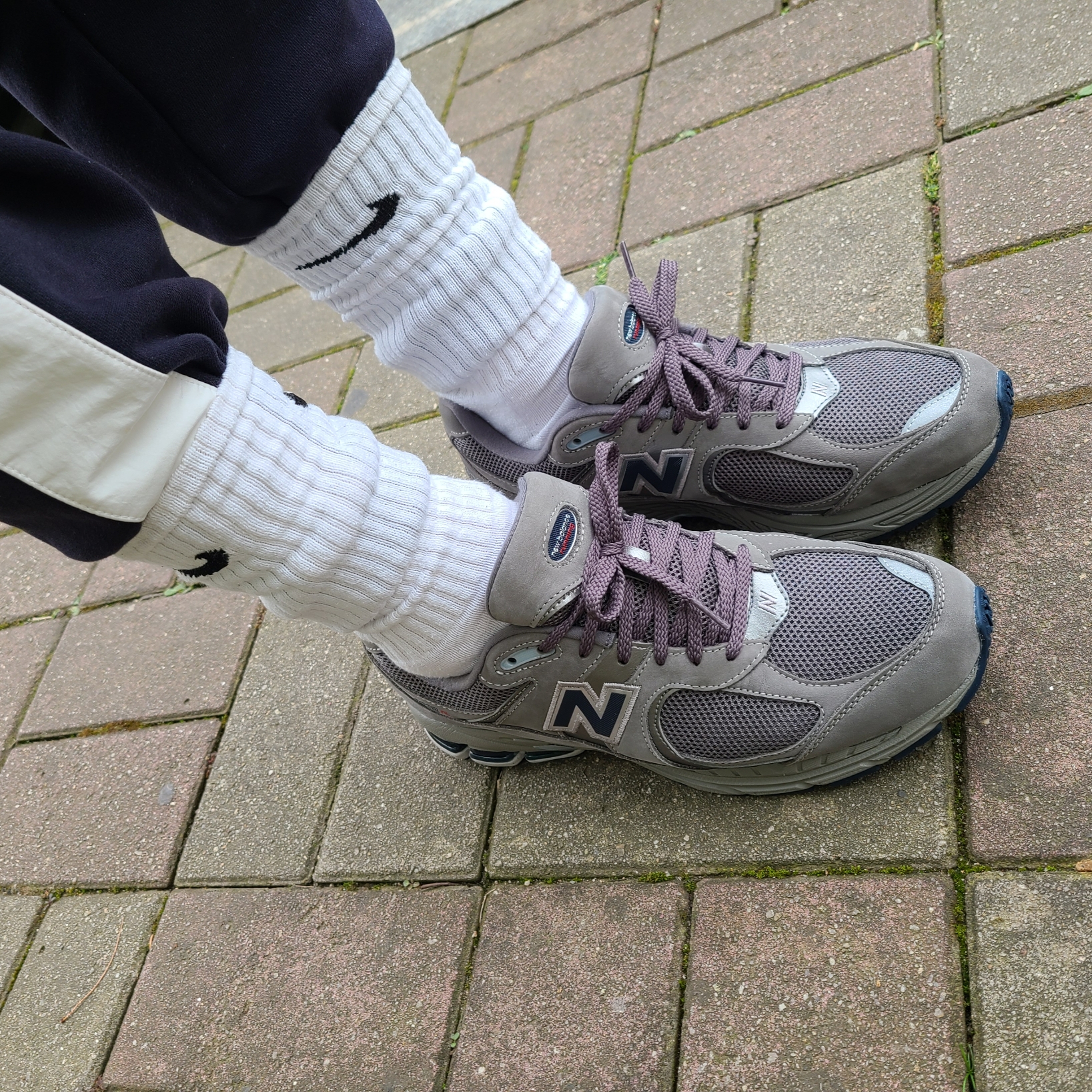 New Balance 2002R Gray 착용 스타일 - 2