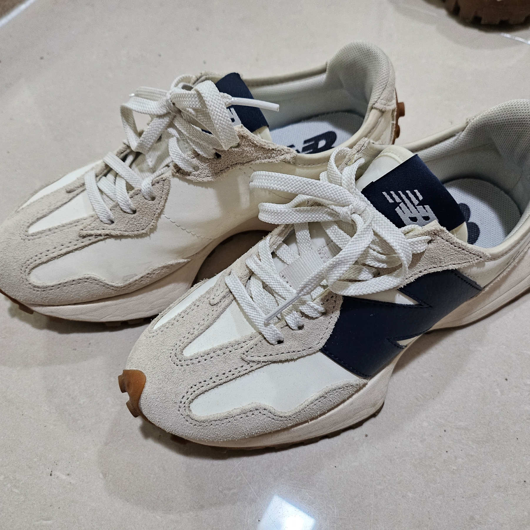 (W) New Balance 327 Beige Gum 착용 스타일