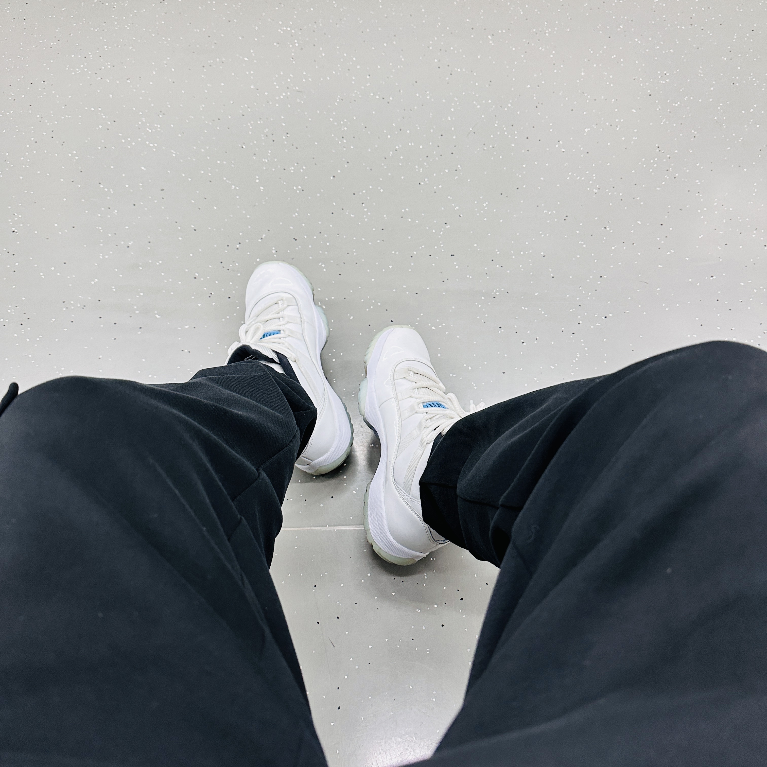 Jordan 11 Retro Low Legend Blue 착용 스타일 - 1