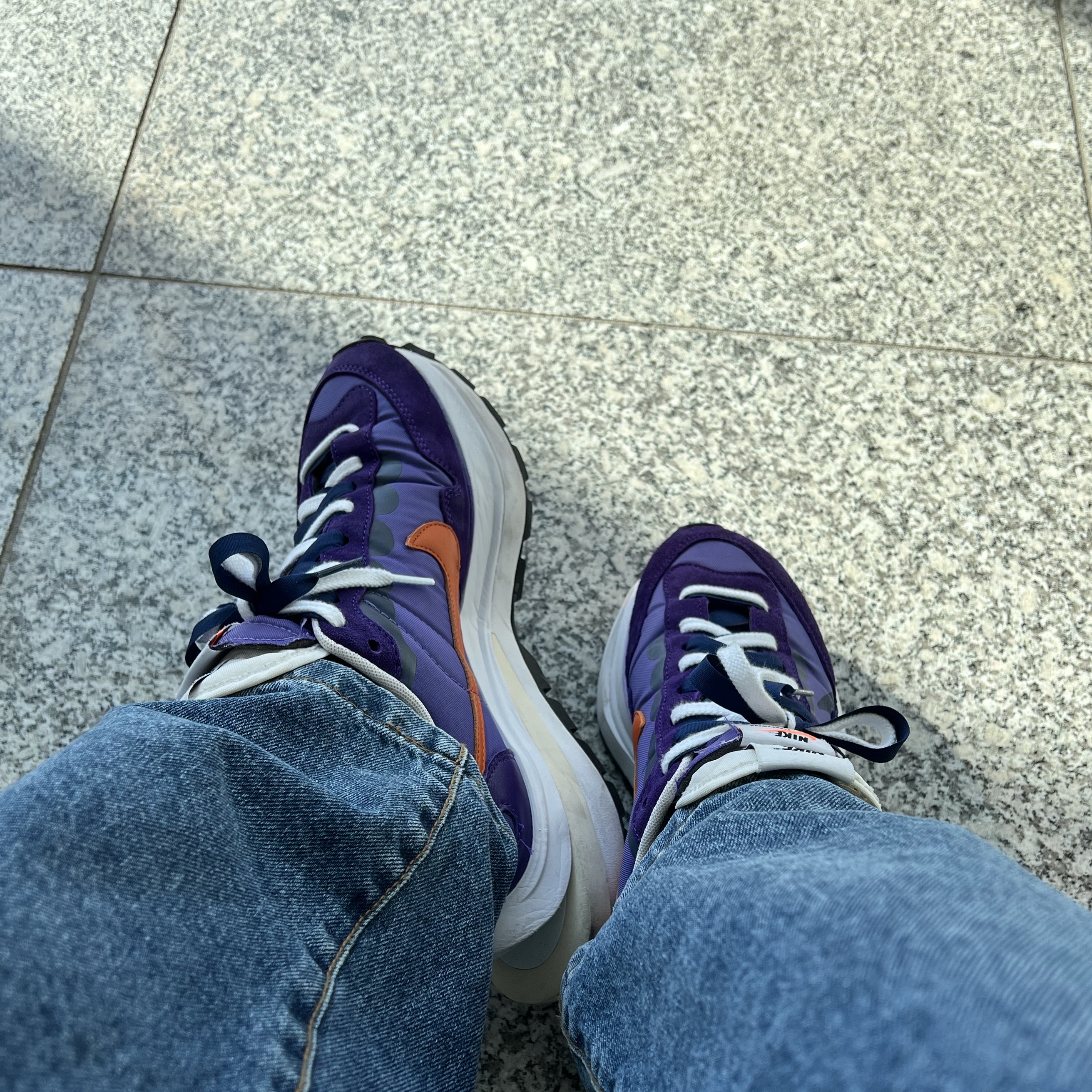 Nike x Sacai VaporWaffle Dark Iris 착용 스타일 - 2