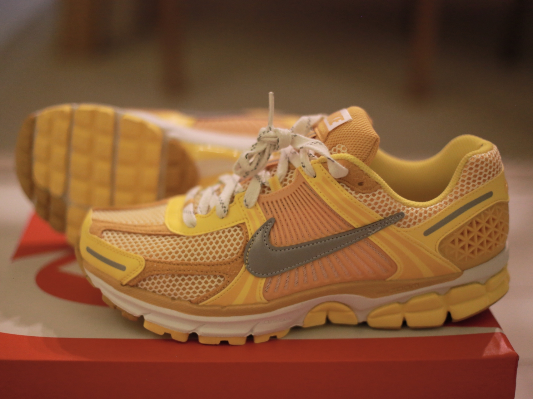 Nike Zoom Vomero 5 Yellow Ochre 착용 스타일 - 4
