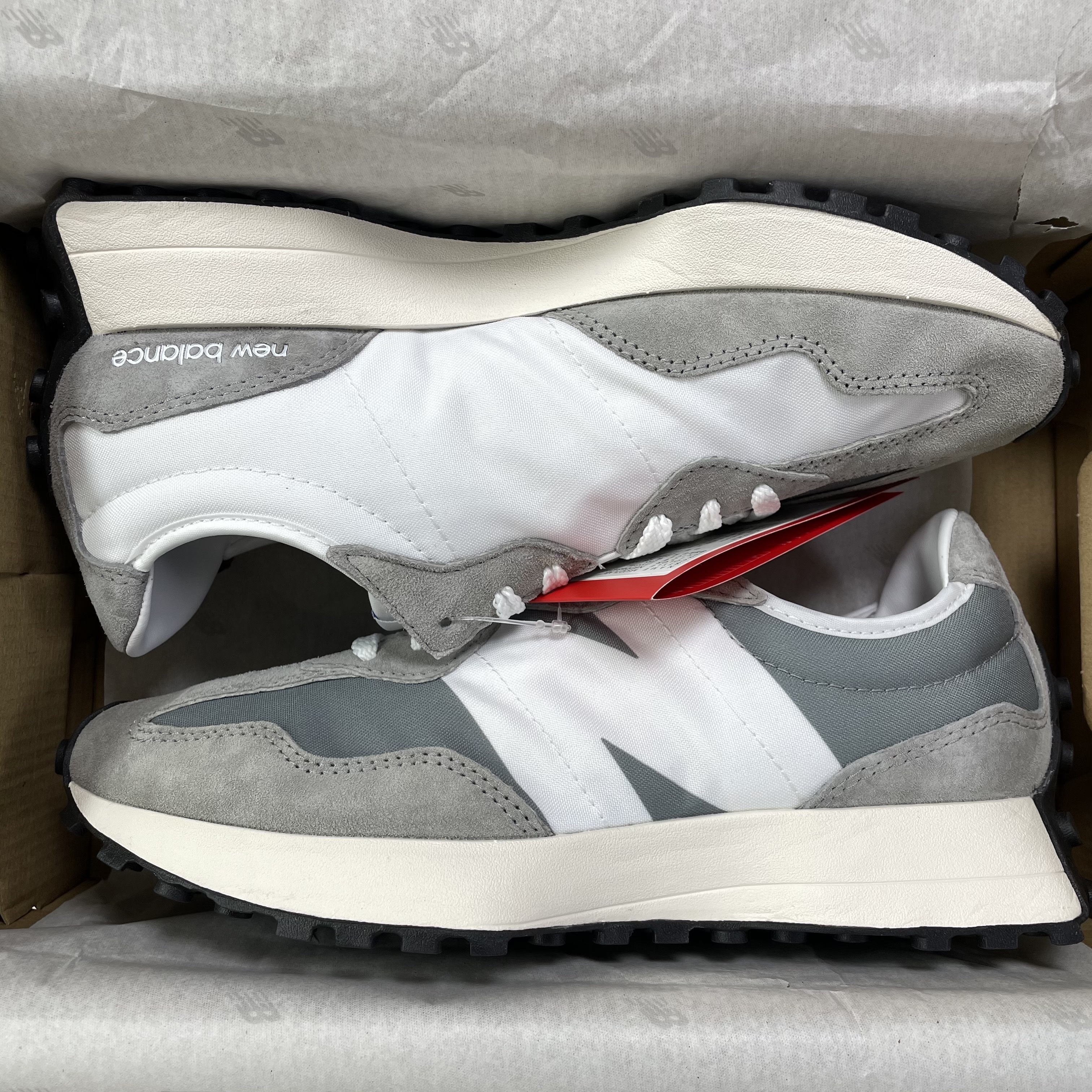 New Balance 327 Grey 착용 스타일