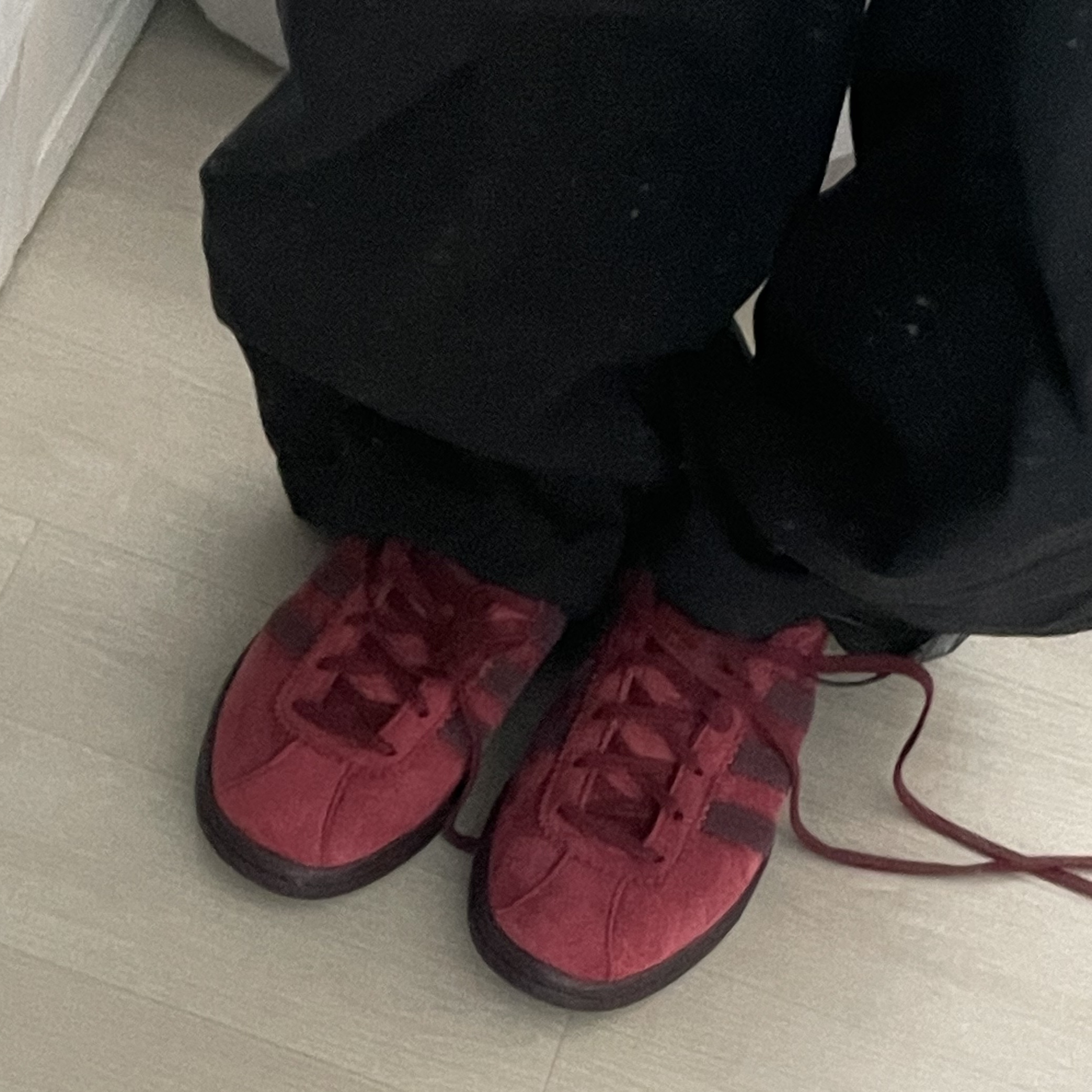 Adidas Tobacco Gruen Collegiate Burgundy 착용 스타일 - 1