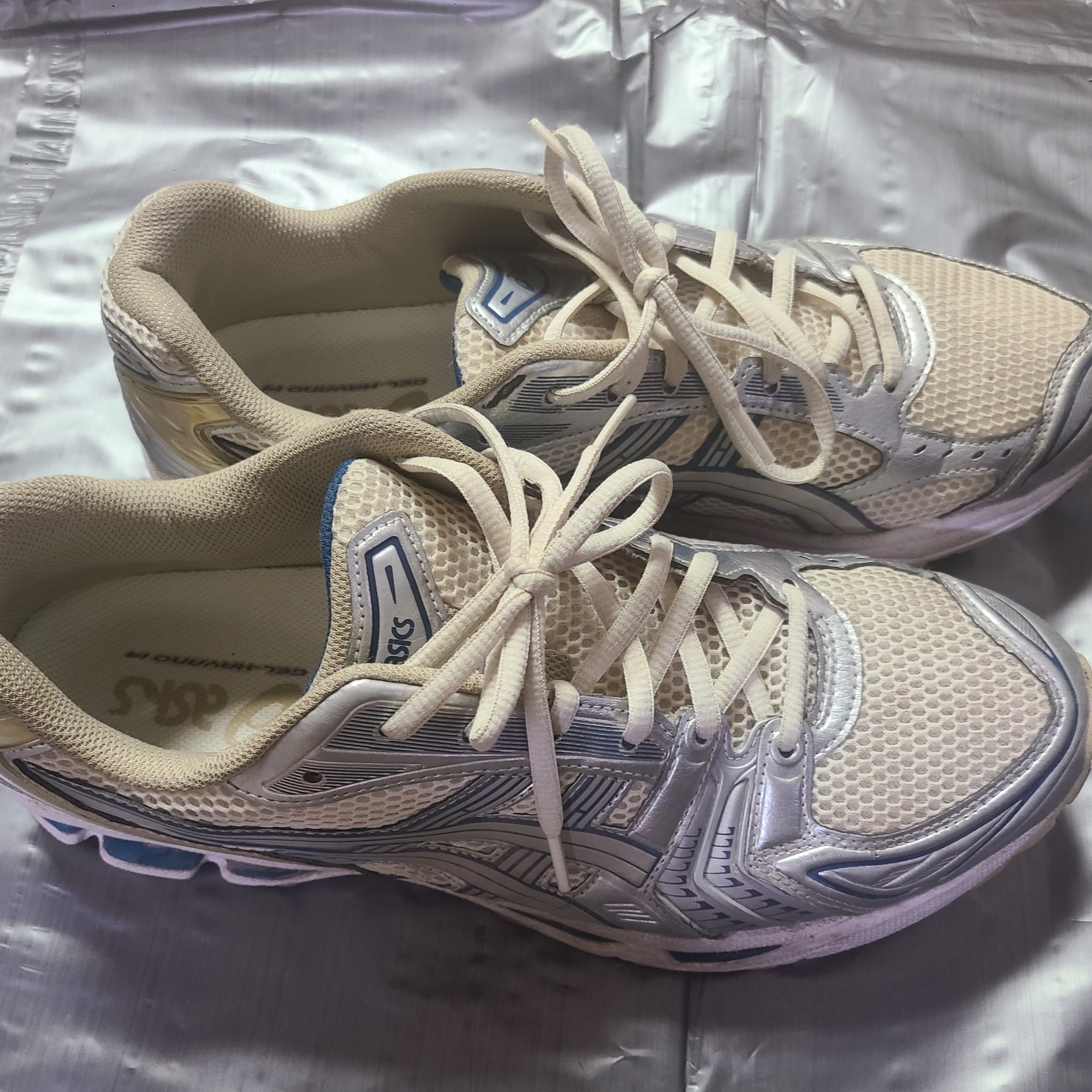 Asics Gel-Kayano 14 Cream Pure Silver 착용 스타일