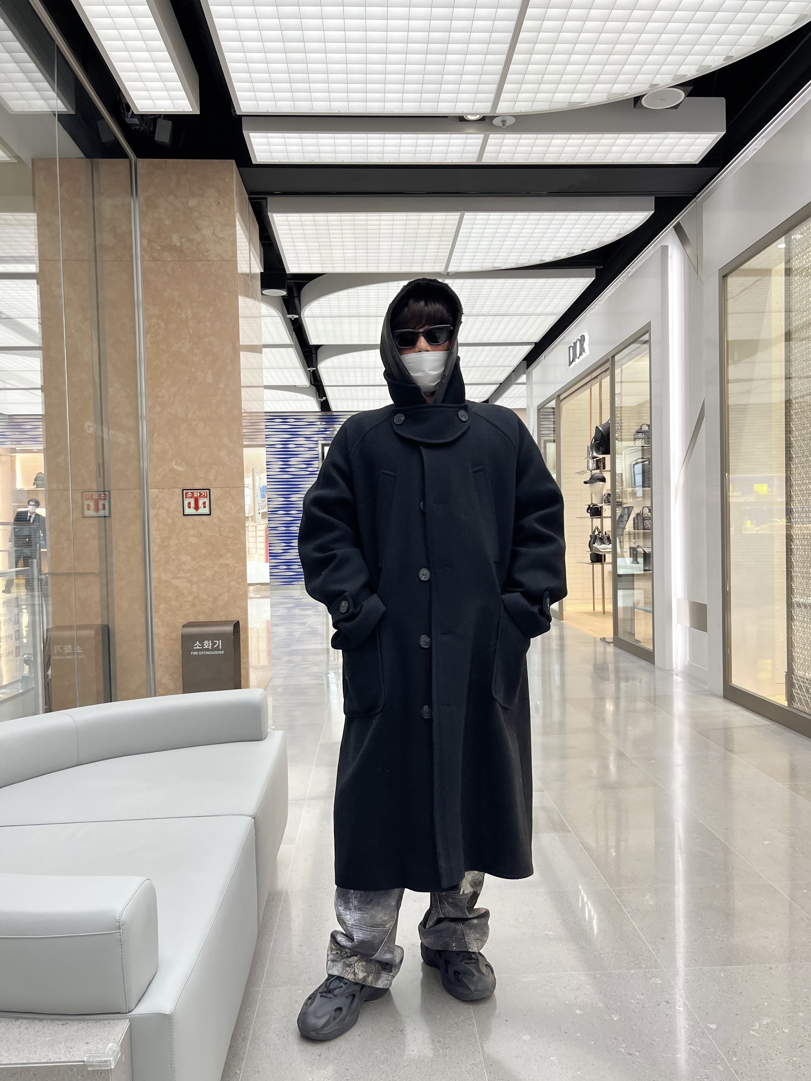 Undermycar Legion.02 Balmacaan Oversized Wool Coat Black, Adidas Adifom Q Core Black Carbon 착용 스타일 - 4