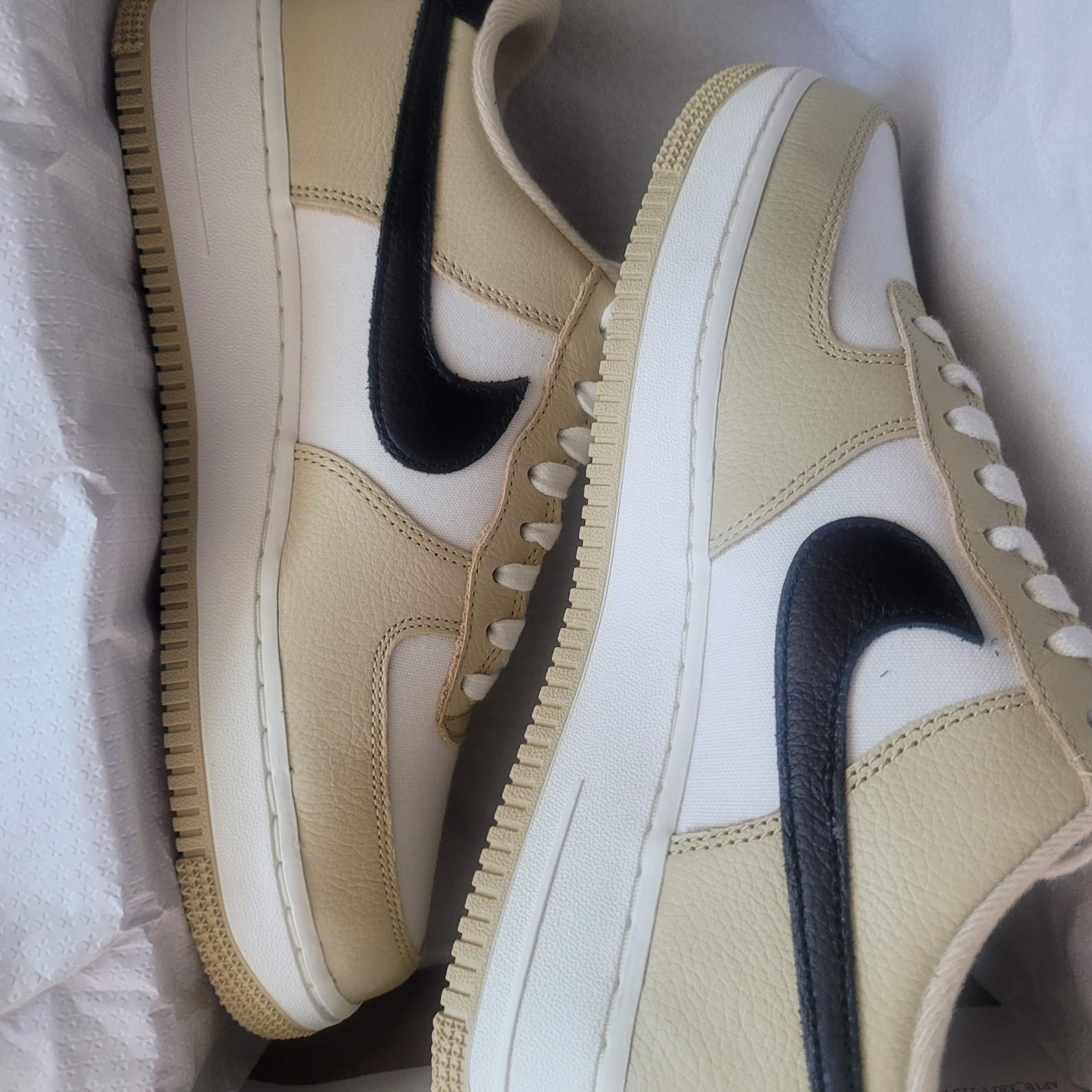 Nike Air Force 1 '07 LX Team Gold and Black 착용 스타일