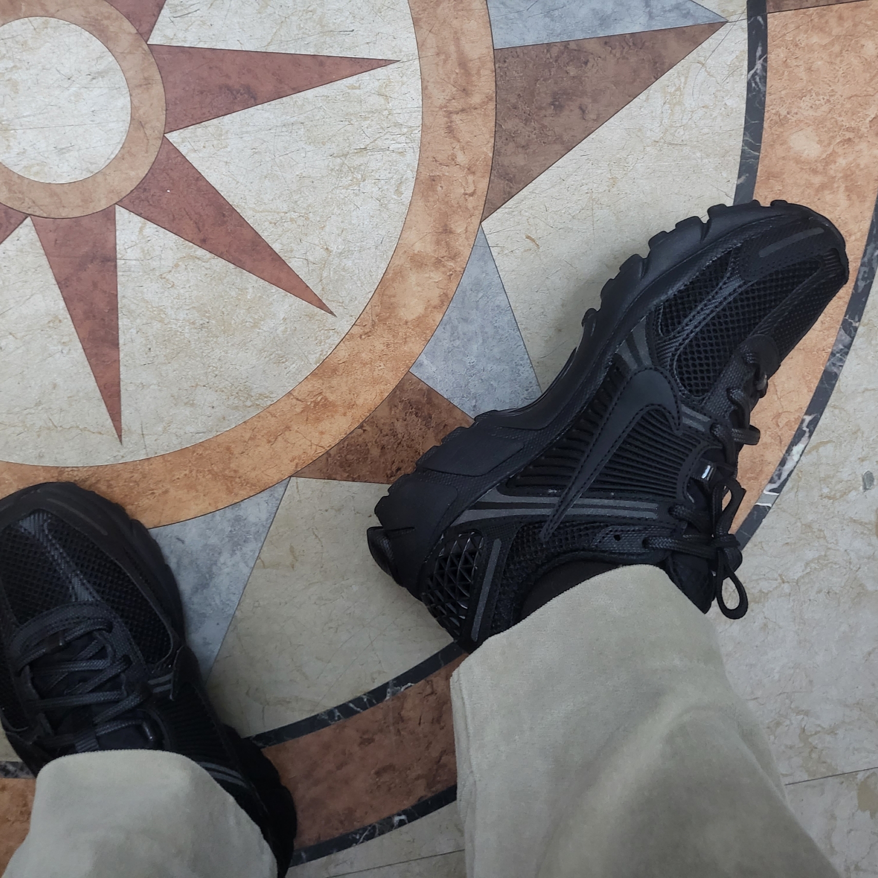 Nike Zoom Vomero 5 SP Black 착용 스타일 - 1