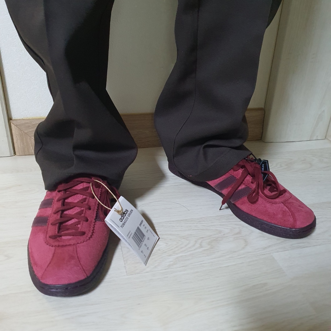 Adidas Tobacco Gruen Collegiate Burgundy 착용 스타일 - 1