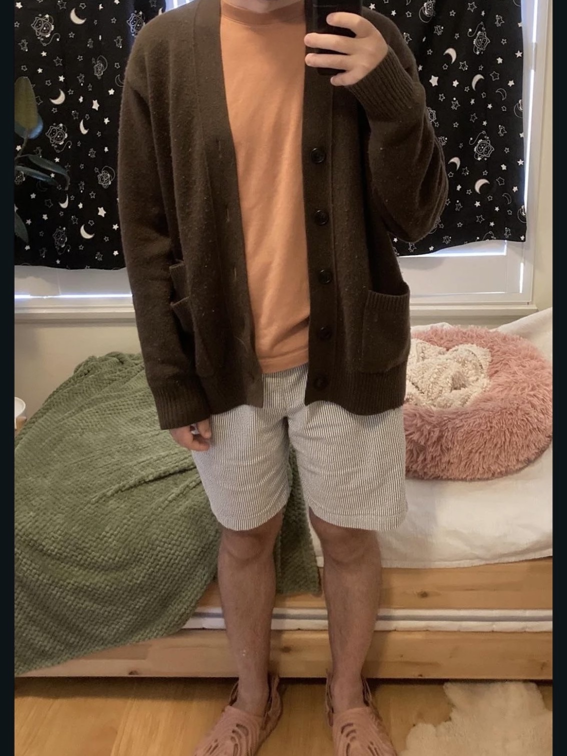 Uniqlo +J Premium Lambswool V-Neck Cardigan Dark Brown 착용 스타일