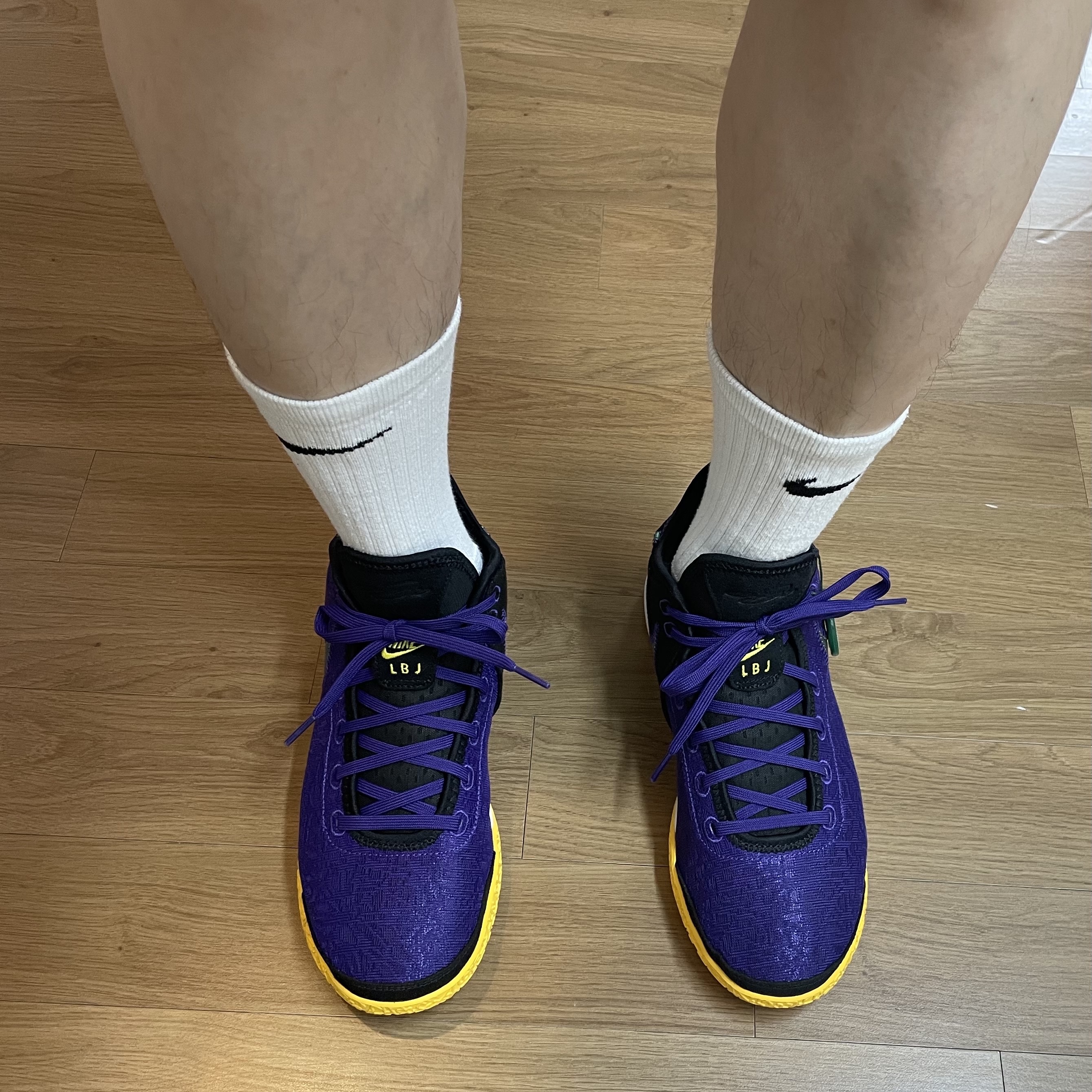 Nike LeBron XX EP White Metalic Gold, Nike LeBron NXXT Gen EP Court Purple Black 착용 스타일 - 3