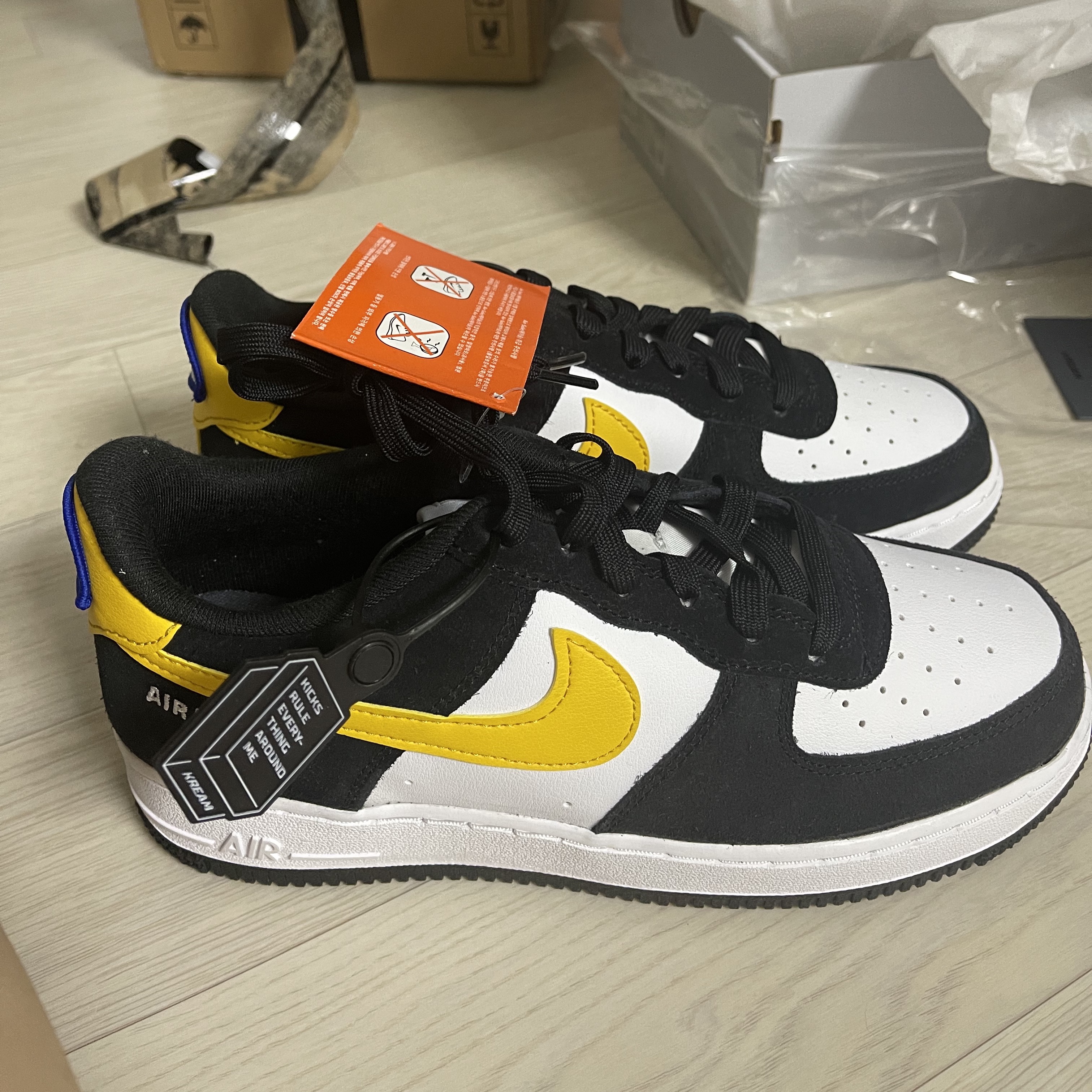 (GS) Nike Air Force 1 LV8 Athletic Club Black Dark Sulfur 착용 스타일 - 2
