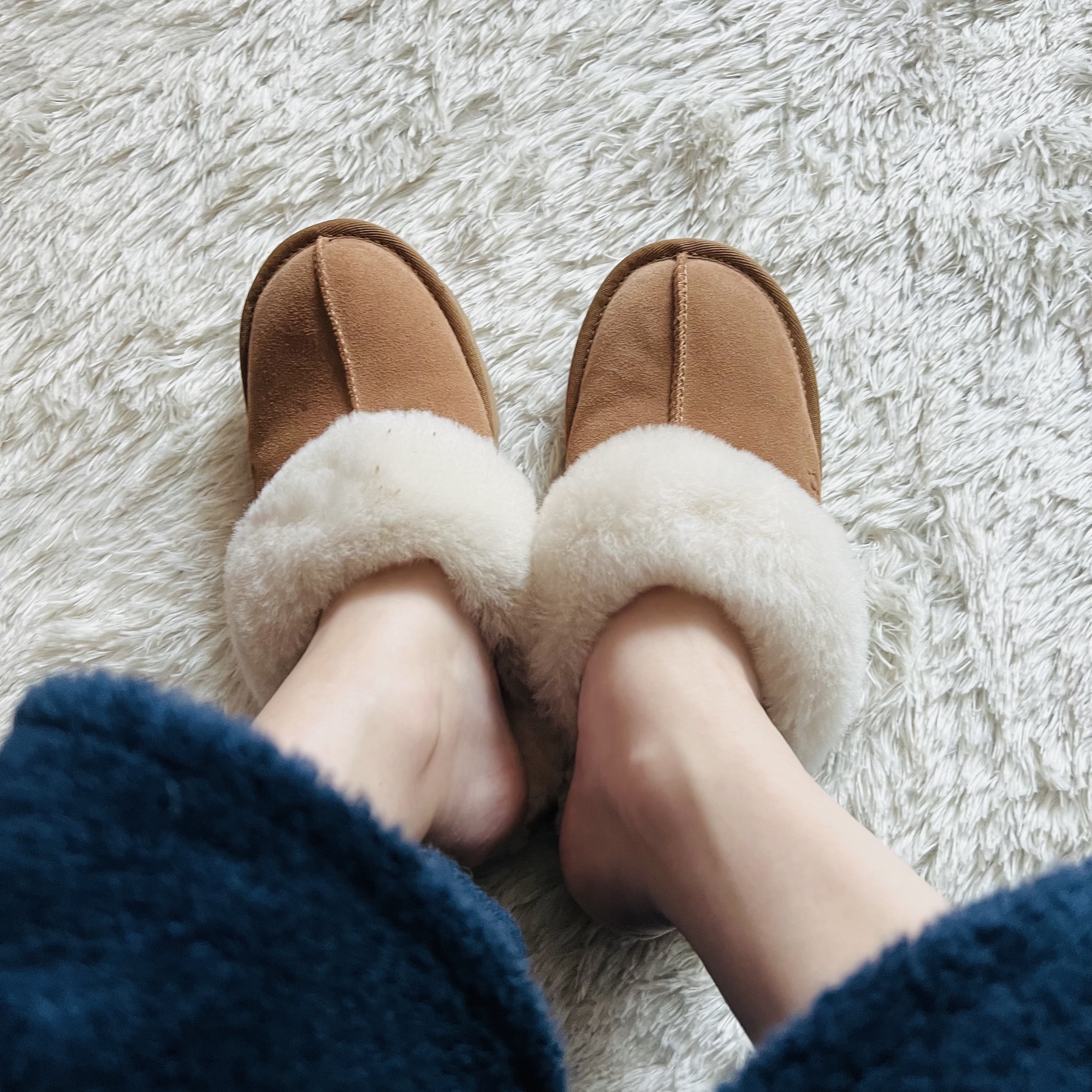 (Kids) UGG Cozy ll Slipper Chestnut 착용 스타일