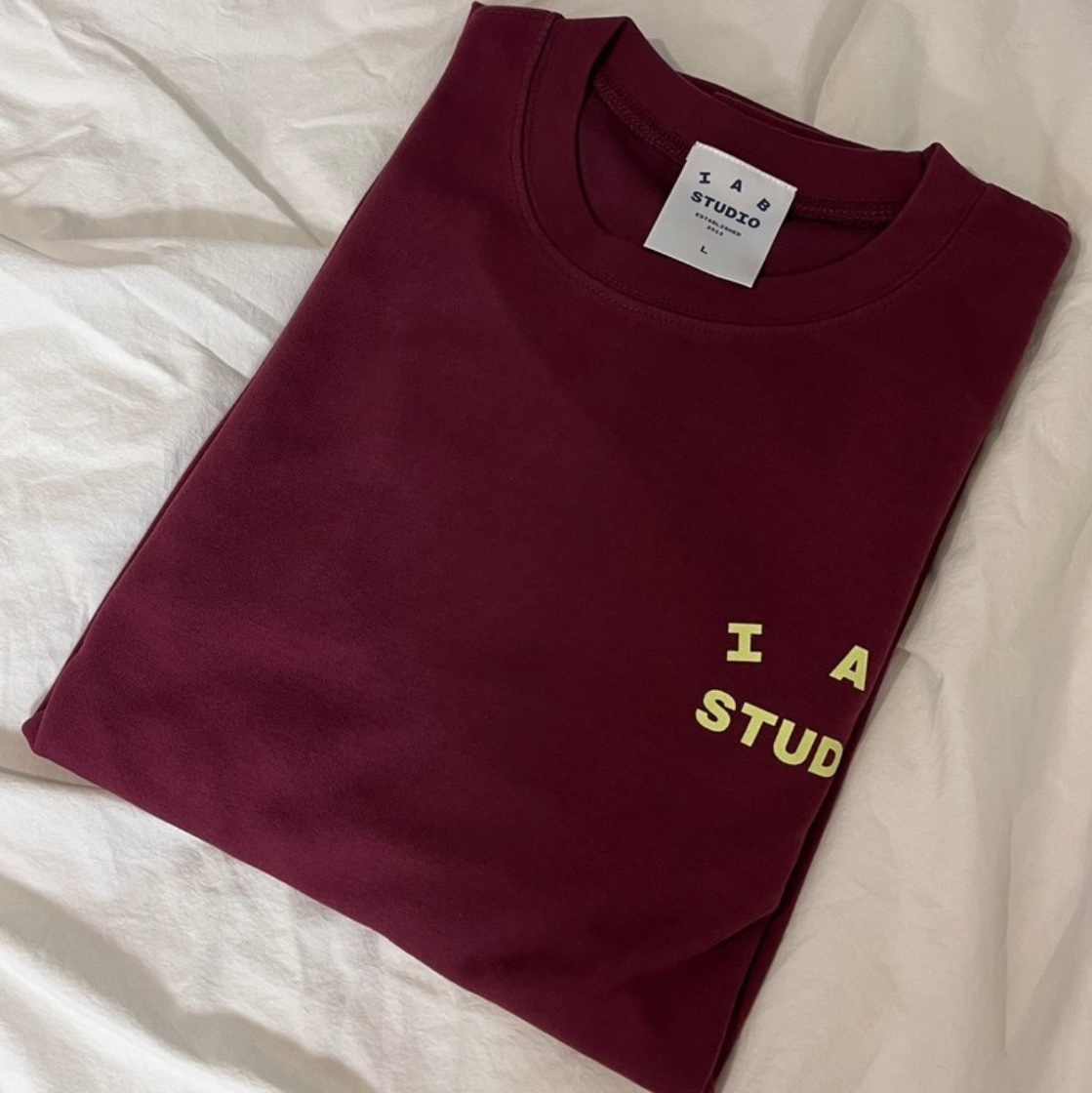 IAB Studio Long Sleeve Burgundy - The Hyundai Seoul Exclusive 착용 스타일