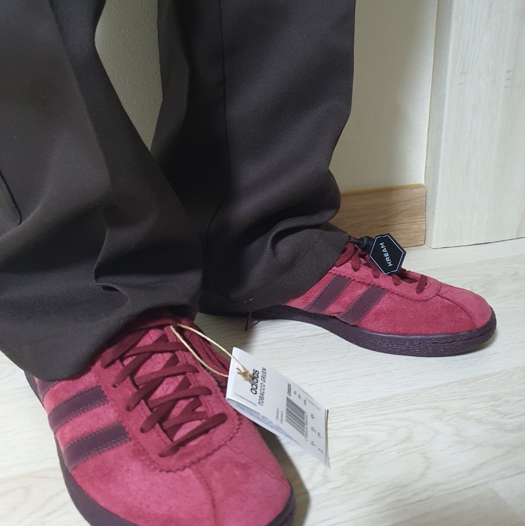 Adidas Tobacco Gruen Collegiate Burgundy 착용 스타일 - 3