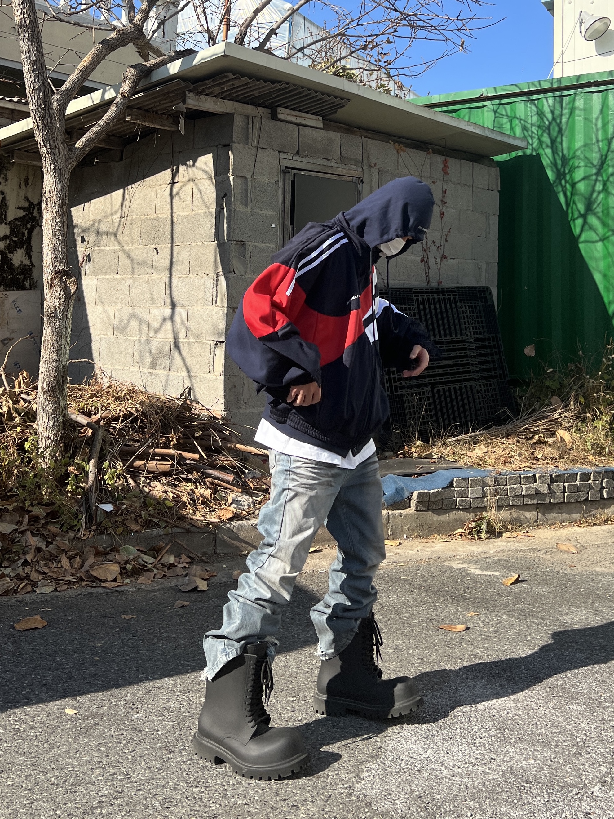 Balenciaga XL Army Boots Full Eva Black, Project G/R Flare Jeans Blue 착용 스타일 - 1
