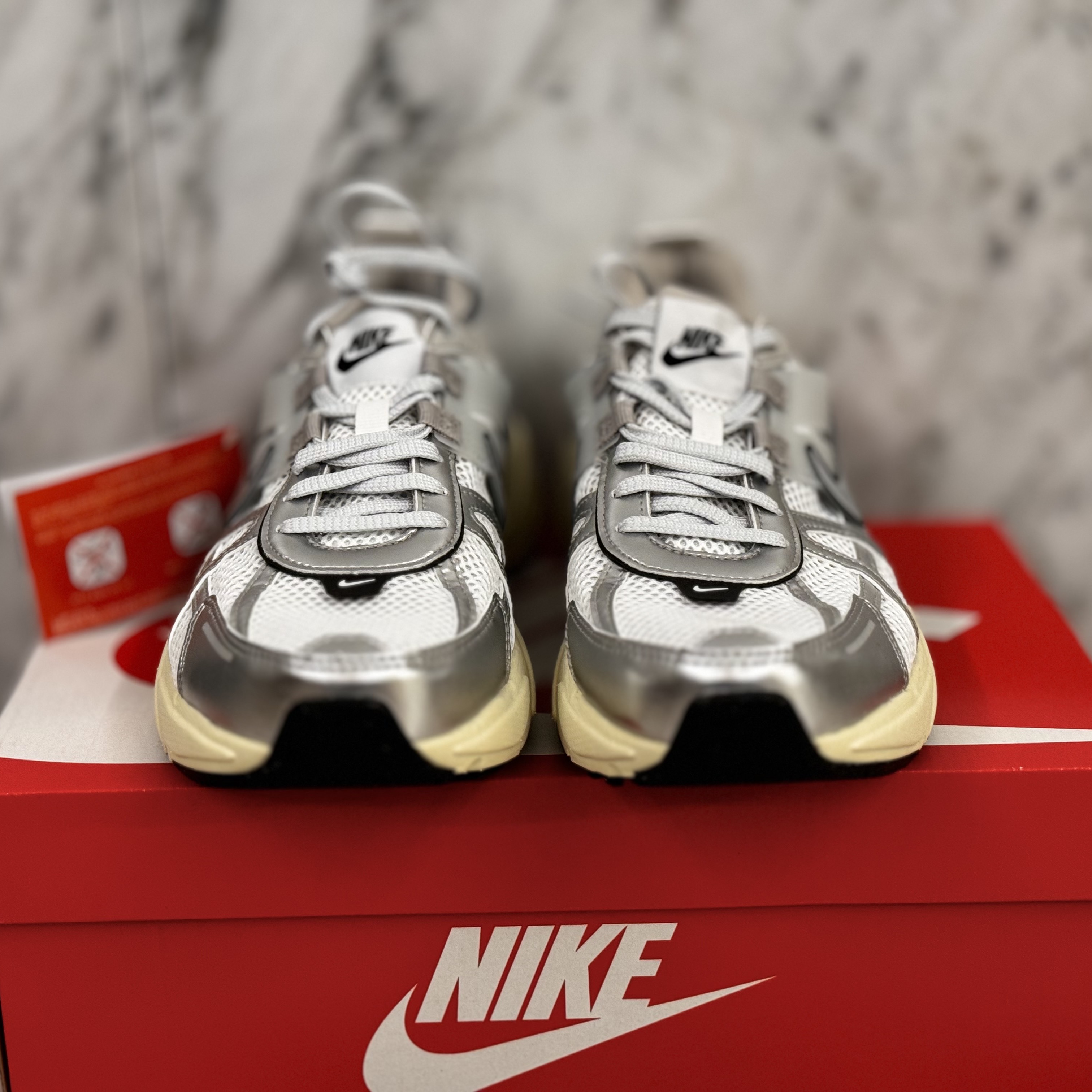 Nike V2K Run Summit White Metallic Silver 착용 스타일 - 3