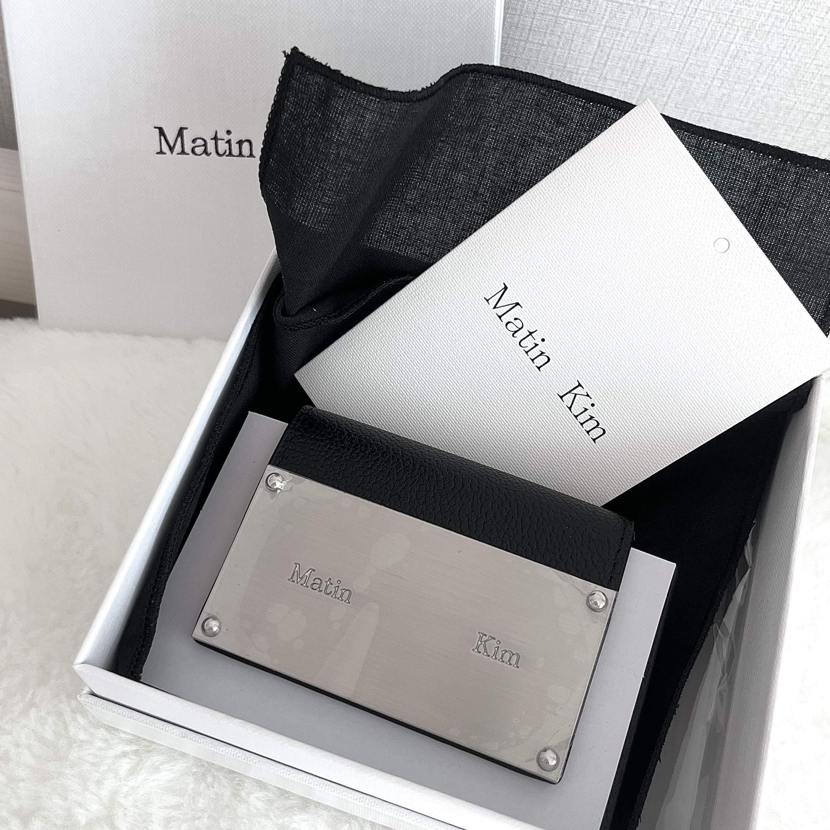 Matin Kim Accordion Wallet Black 착용 스타일 - 1