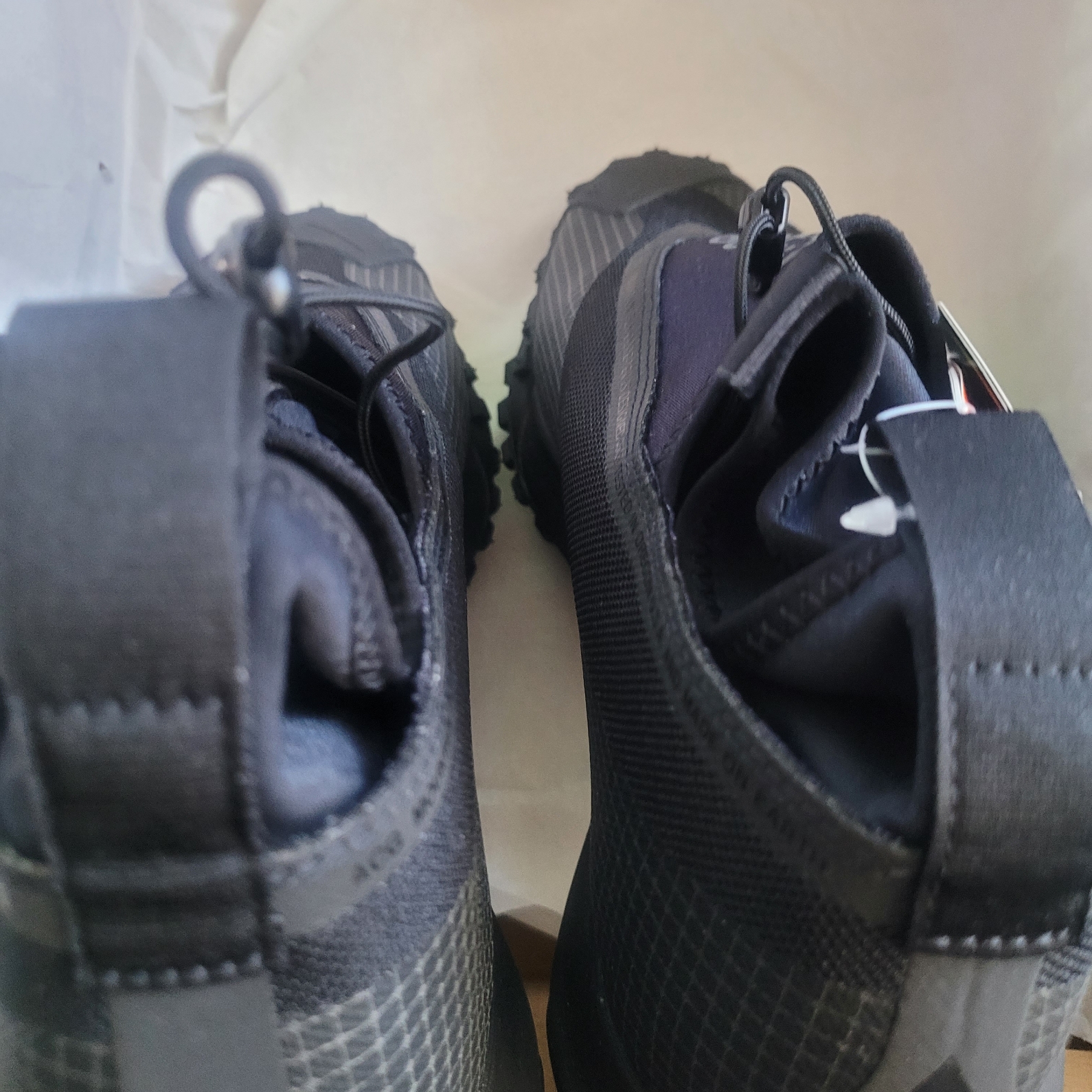 Nike ACG Mountain Fly Gore-Tex Black and Dark Grey 착용 스타일