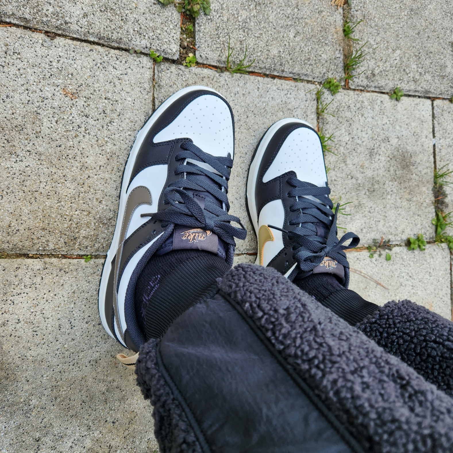 (GS) Nike Dunk Low SE Off Noir Summit White Metallic Pewter 착용 스타일 - 3