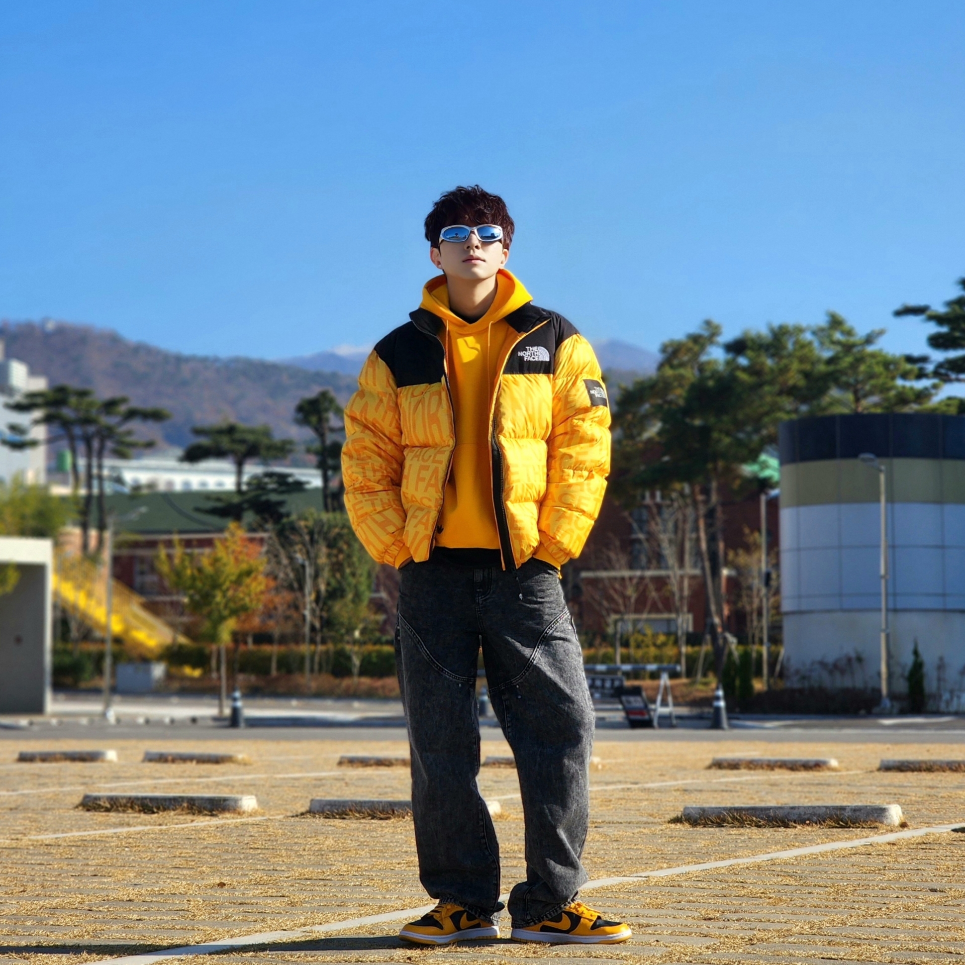 Nike Dunk Low Retro Championship Goldenrod, The North Face White Label Novelty Nuptse Down Jacket P Yellow 착용 스타일 - 4