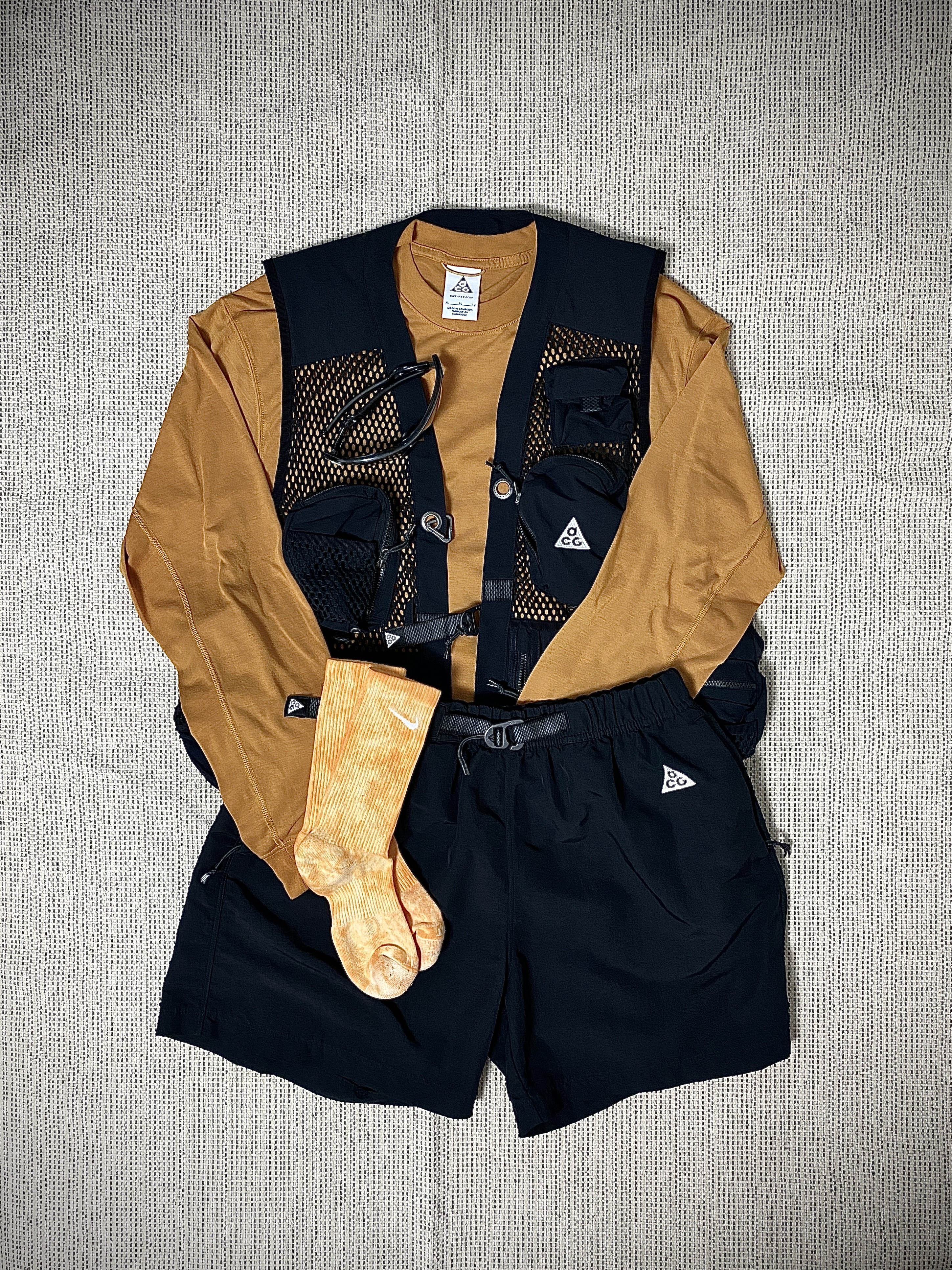 Nike ACG Buttles Vest Black - Asia, Nike Dri-Fit ACG Goat Rocks Long Sleeve T-Shirt Gold Suede - Asia 착용 스타일 - 4