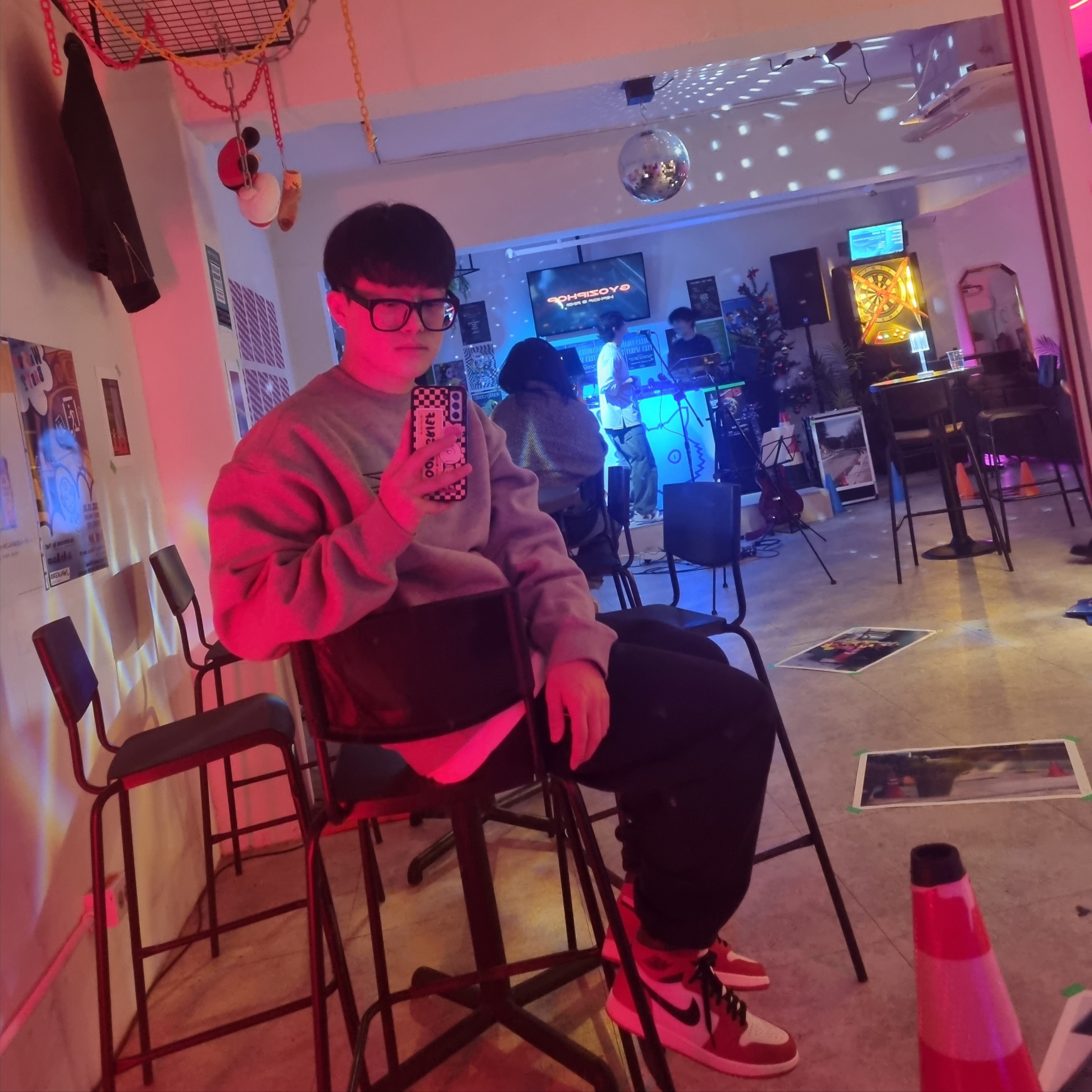 Nike x Stussy NRG Fleece Crewneck Dark Grey Heather (DO9337-063), Nike x Stussy NRG Washed Fleece Pants Black (DO5296-010) 착용 스타일