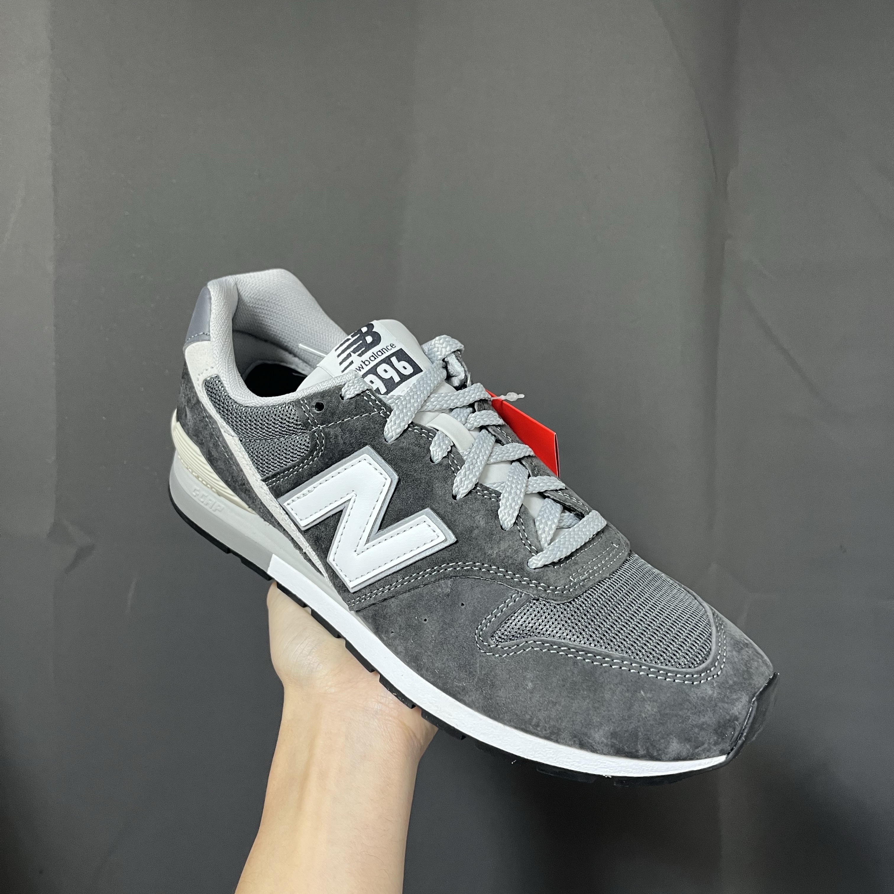 New Balance 996 Dark Gray 착용 스타일