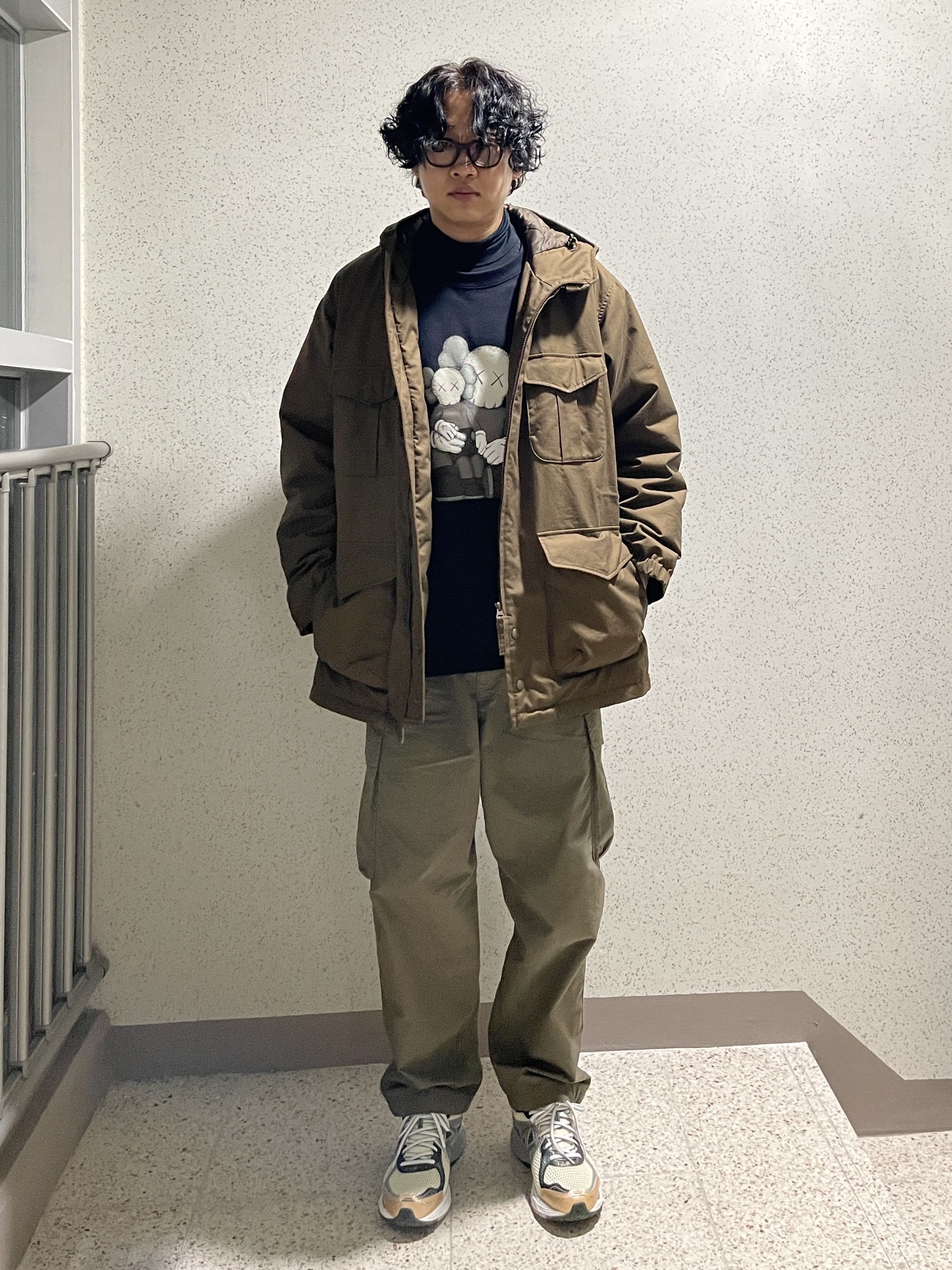 Uniqlo x Engineered Garments Pufftech Utility Jacket Brown, Uniqlo UT x Kaws Long Sleeve Sweatshirt Black 착용 스타일