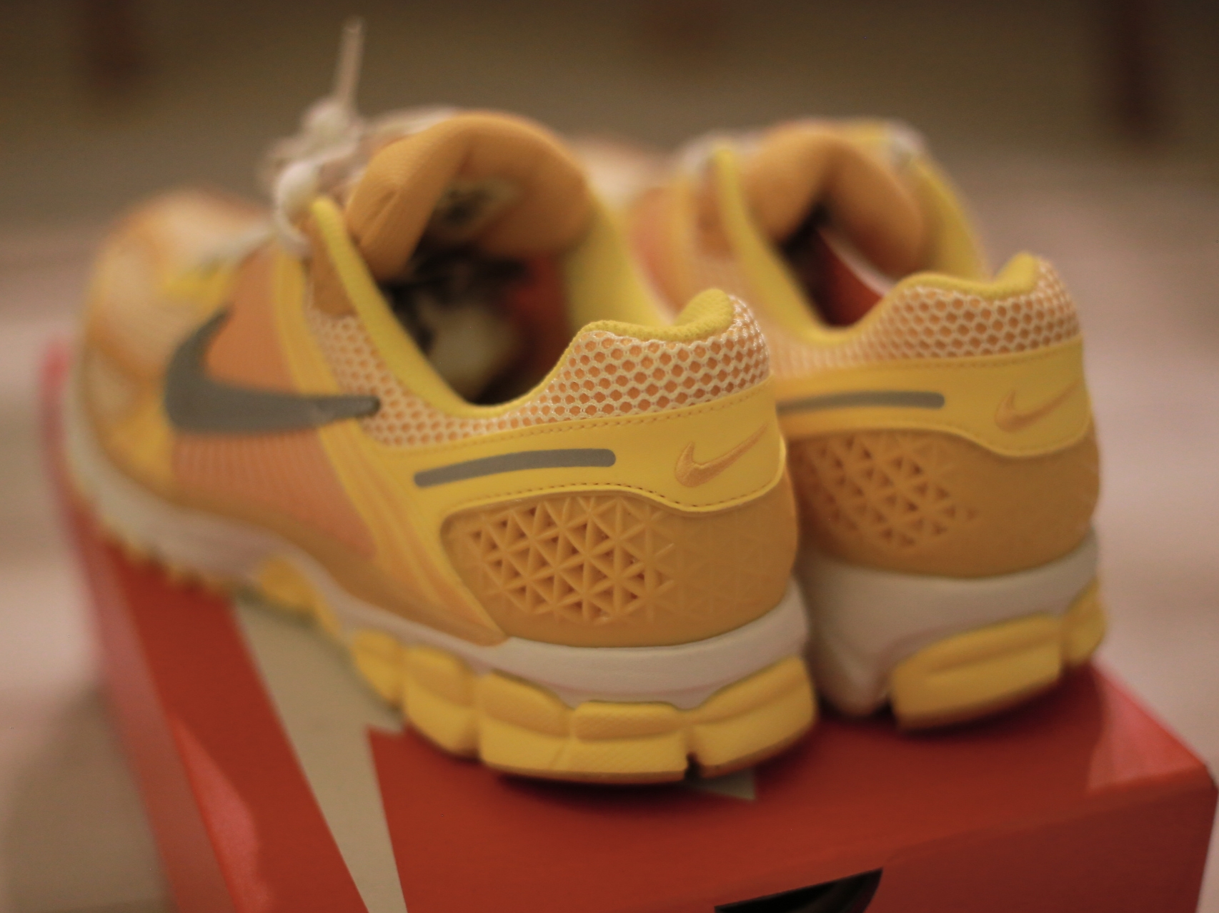 Nike Zoom Vomero 5 Yellow Ochre 착용 스타일 - 3