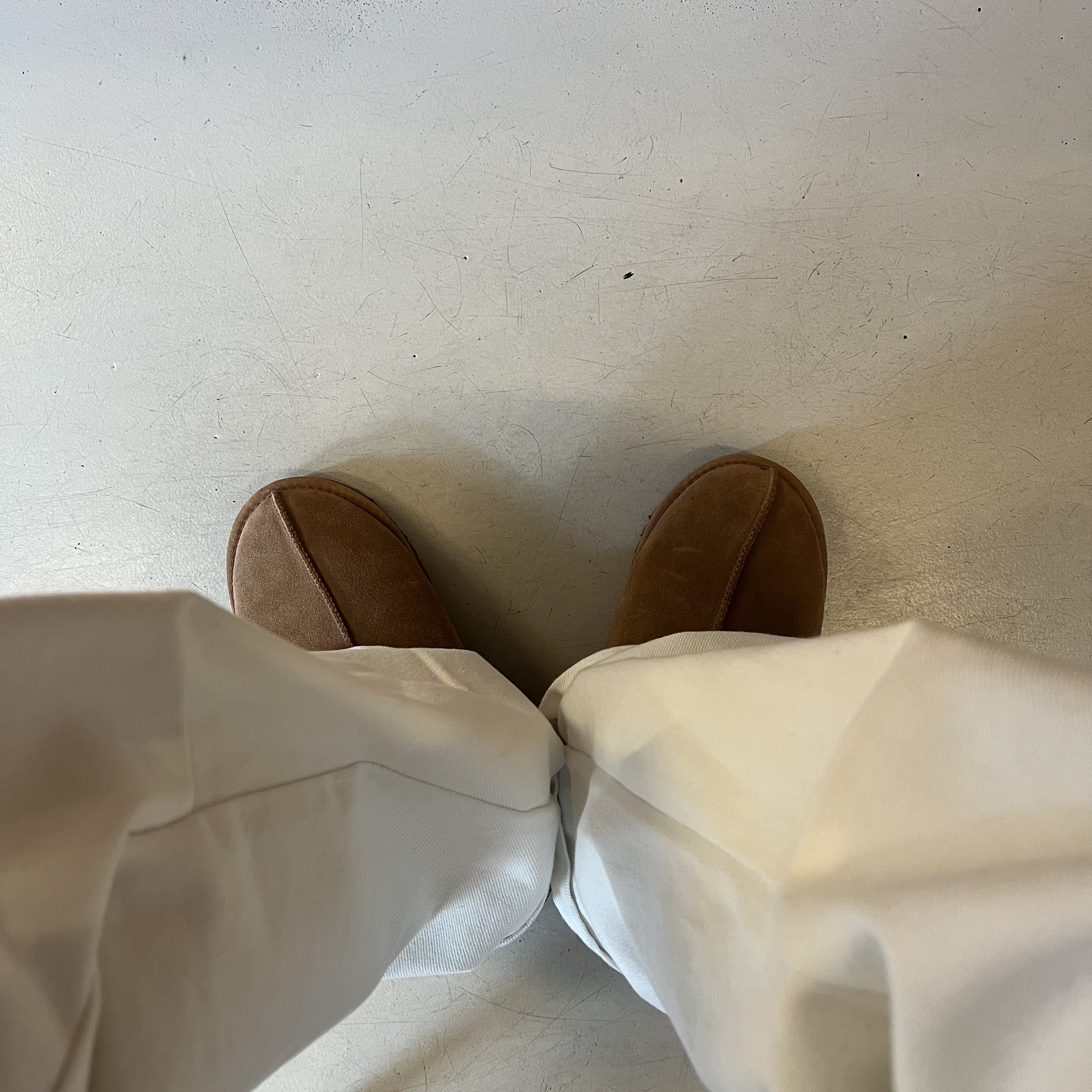 UGG Tasman Slipper Chestnut 착용 스타일