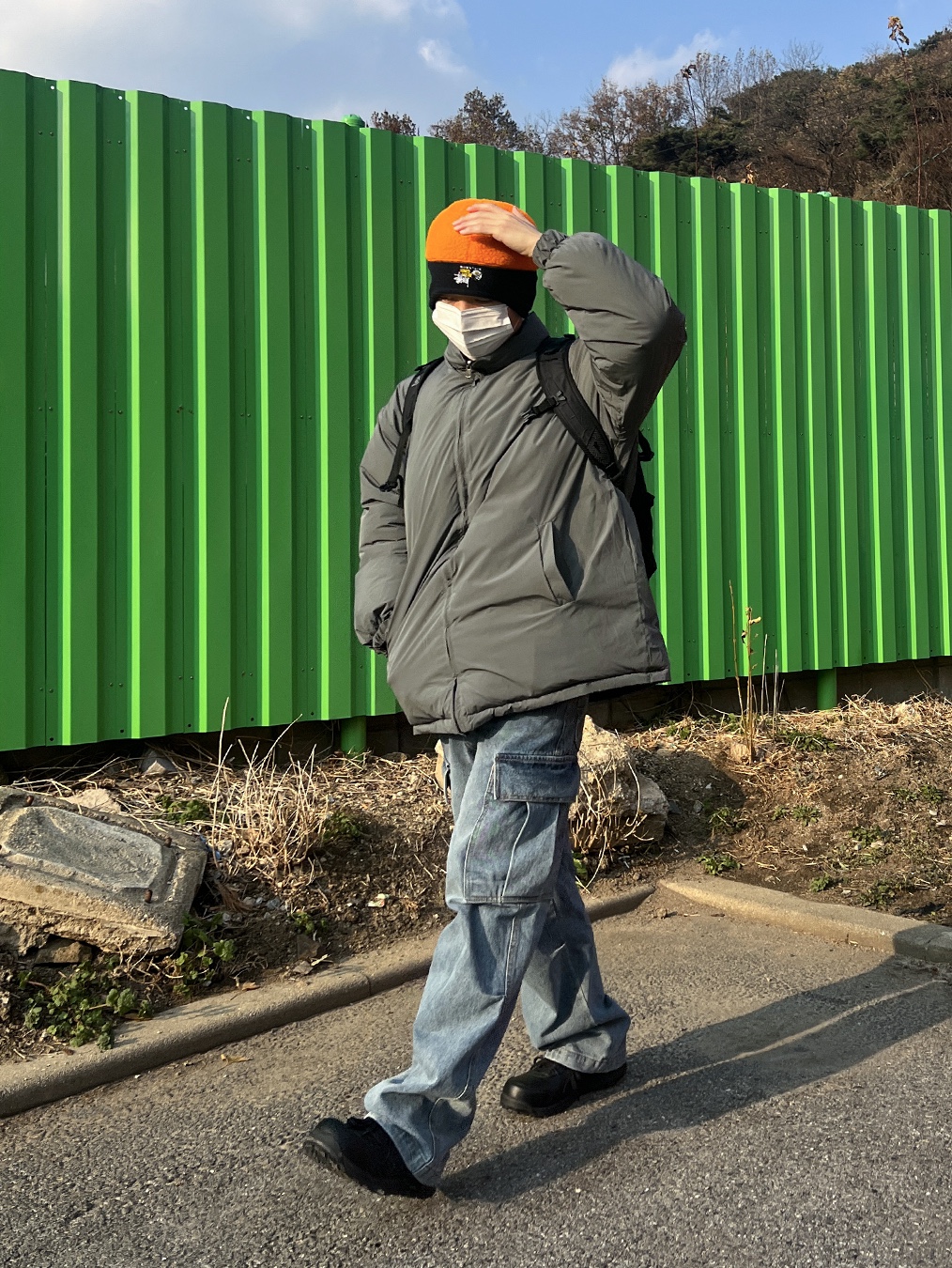 Stussy x Mountain Hardwear Fleece Skullcap Alpine Orange, Asics Winjob CP111 Black 착용 스타일