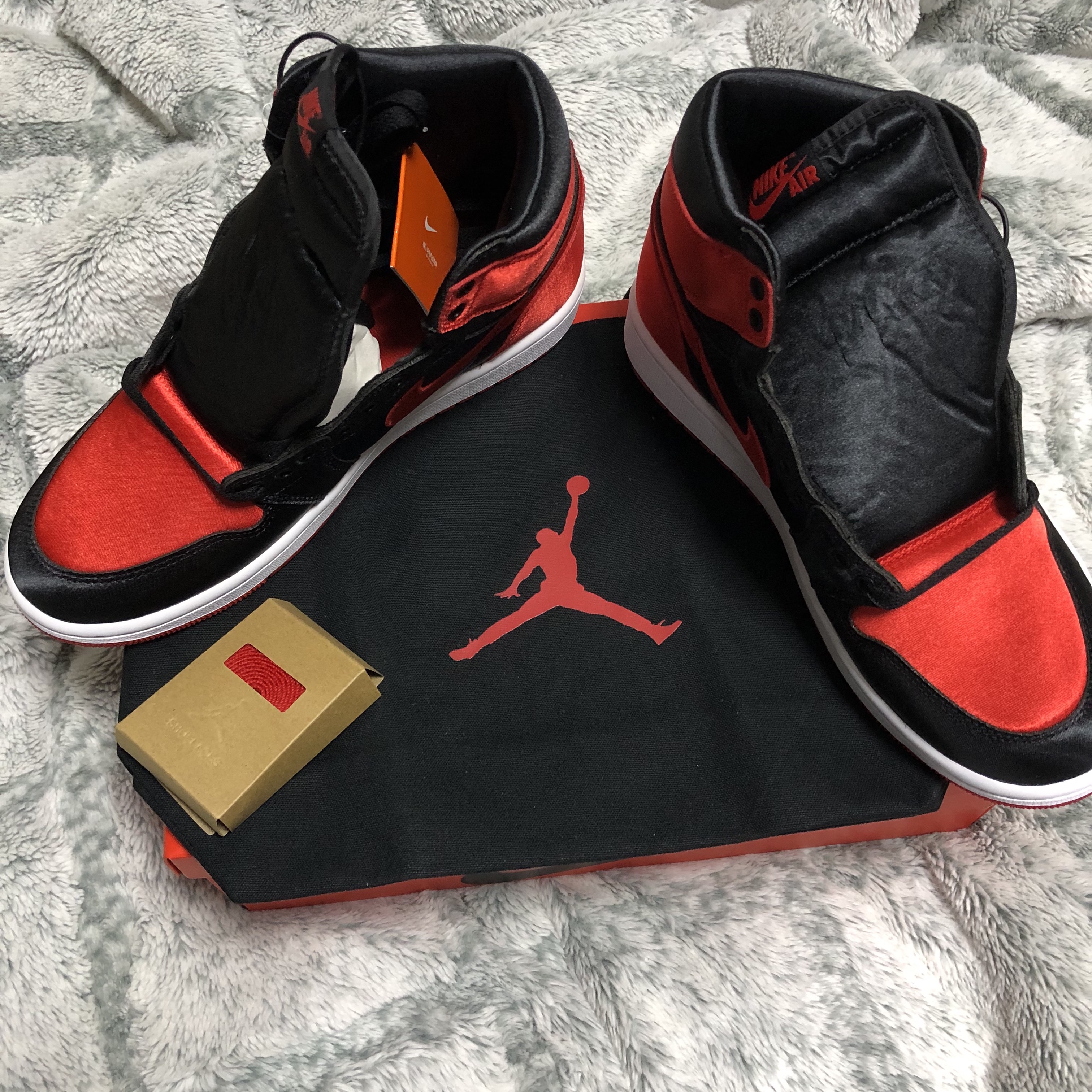 (W) Jordan 1 Retro High OG Satin Bred 착용 스타일 - 2
