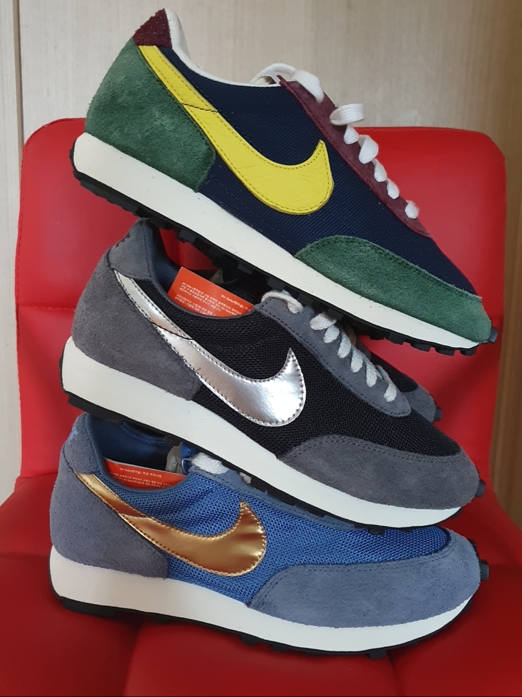 Nike Daybreak Obsidian Dynamic Yellow, Nike Daybreak SP Metallic Gold Mountain Blue 착용 스타일