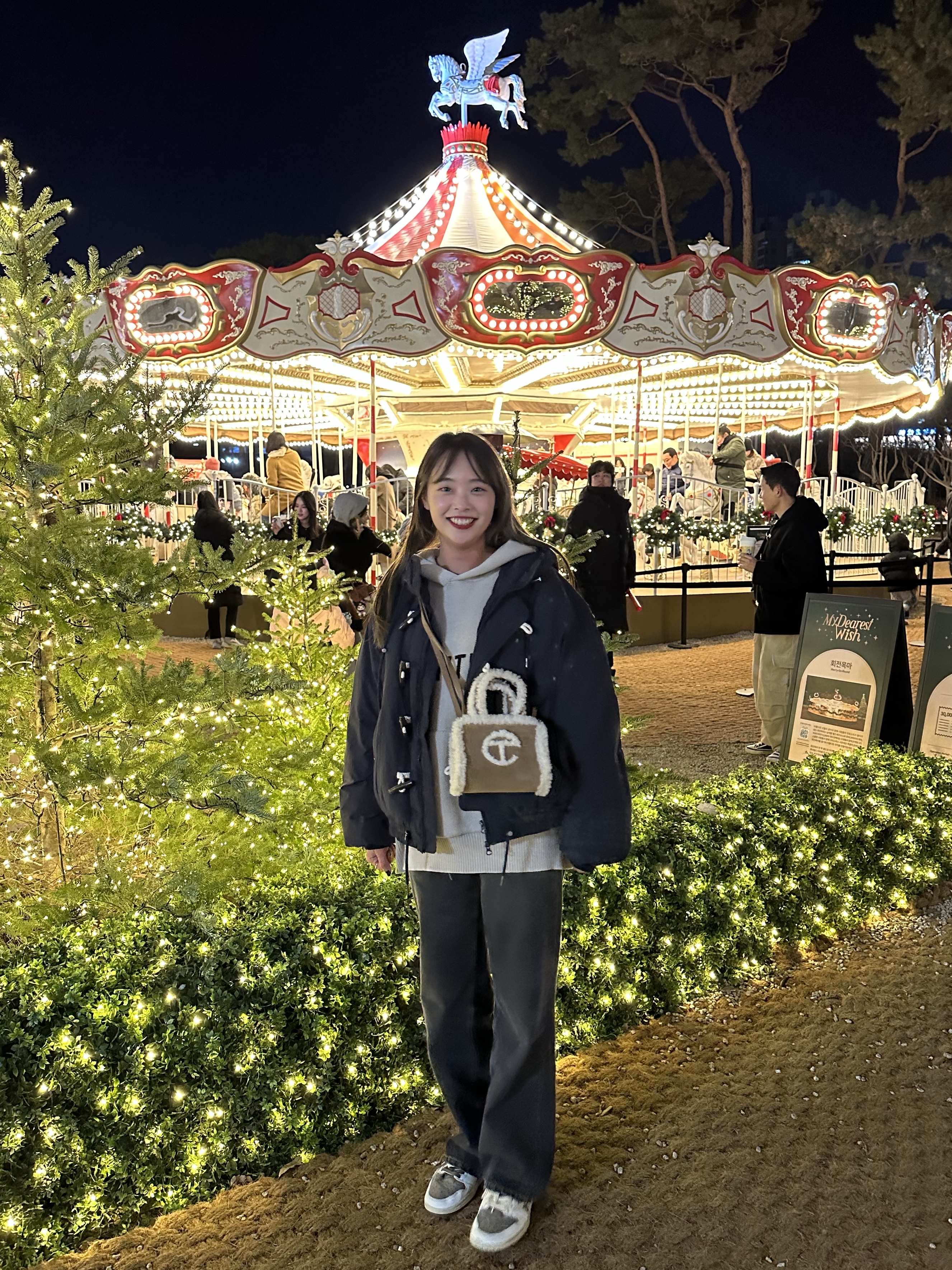 Telfar x UGG Small Shopping Bag Chestnut, Essentials Knit Pullover Hoodie Moss - 21SS 착용 스타일 - 2