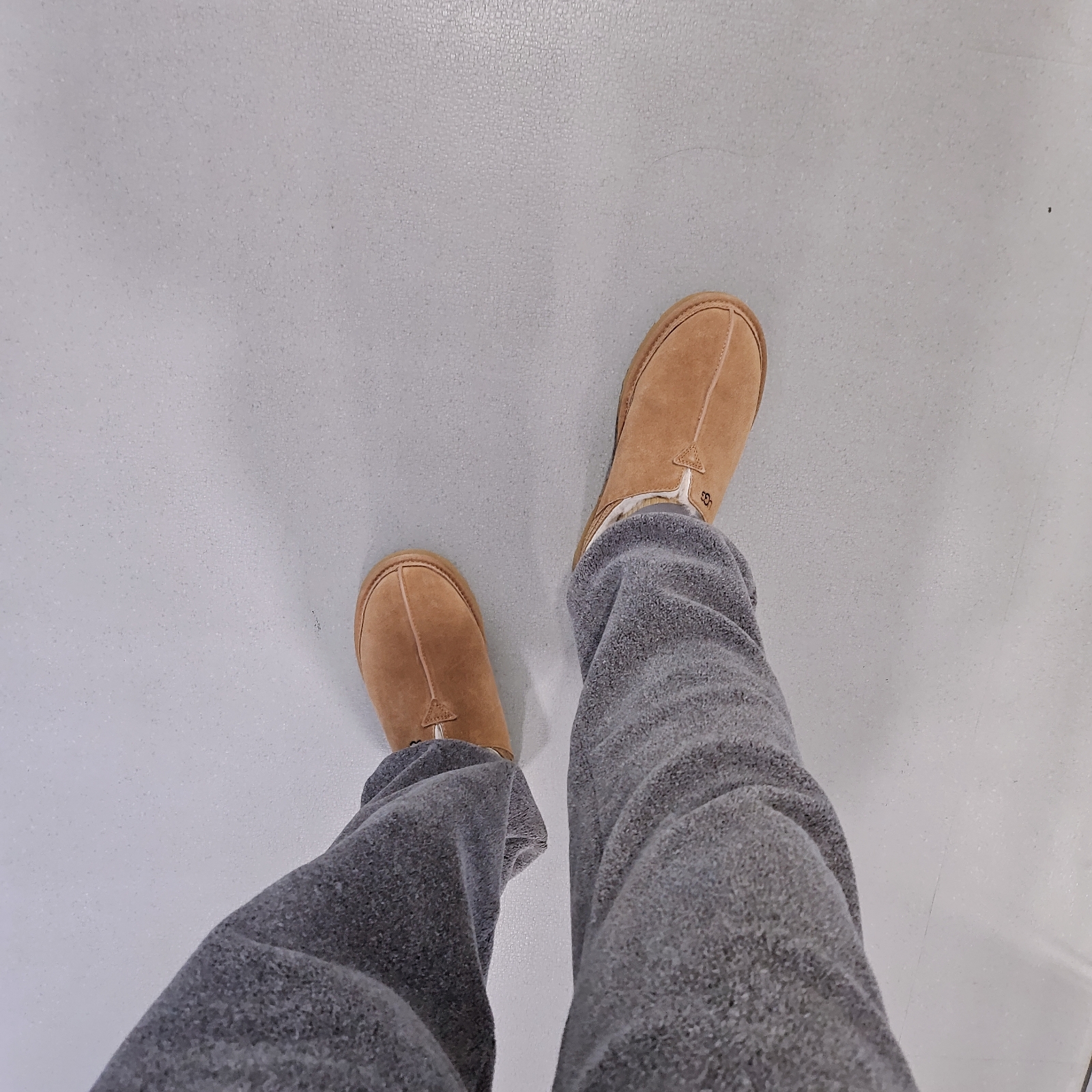 UGG Neuman Chestnut 착용 스타일