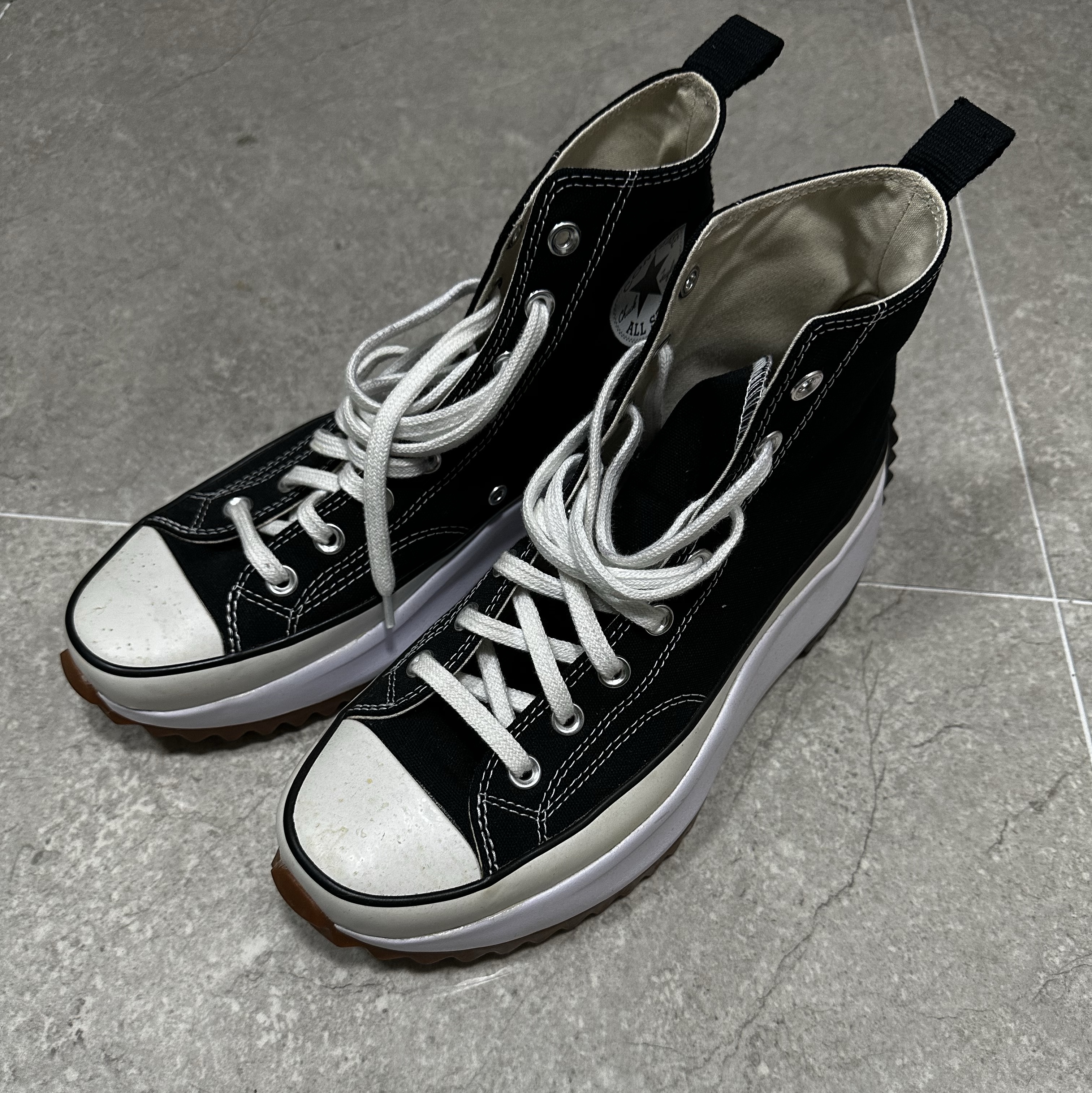 Converse Run Star Hike Hi Black White Gum 착용 스타일