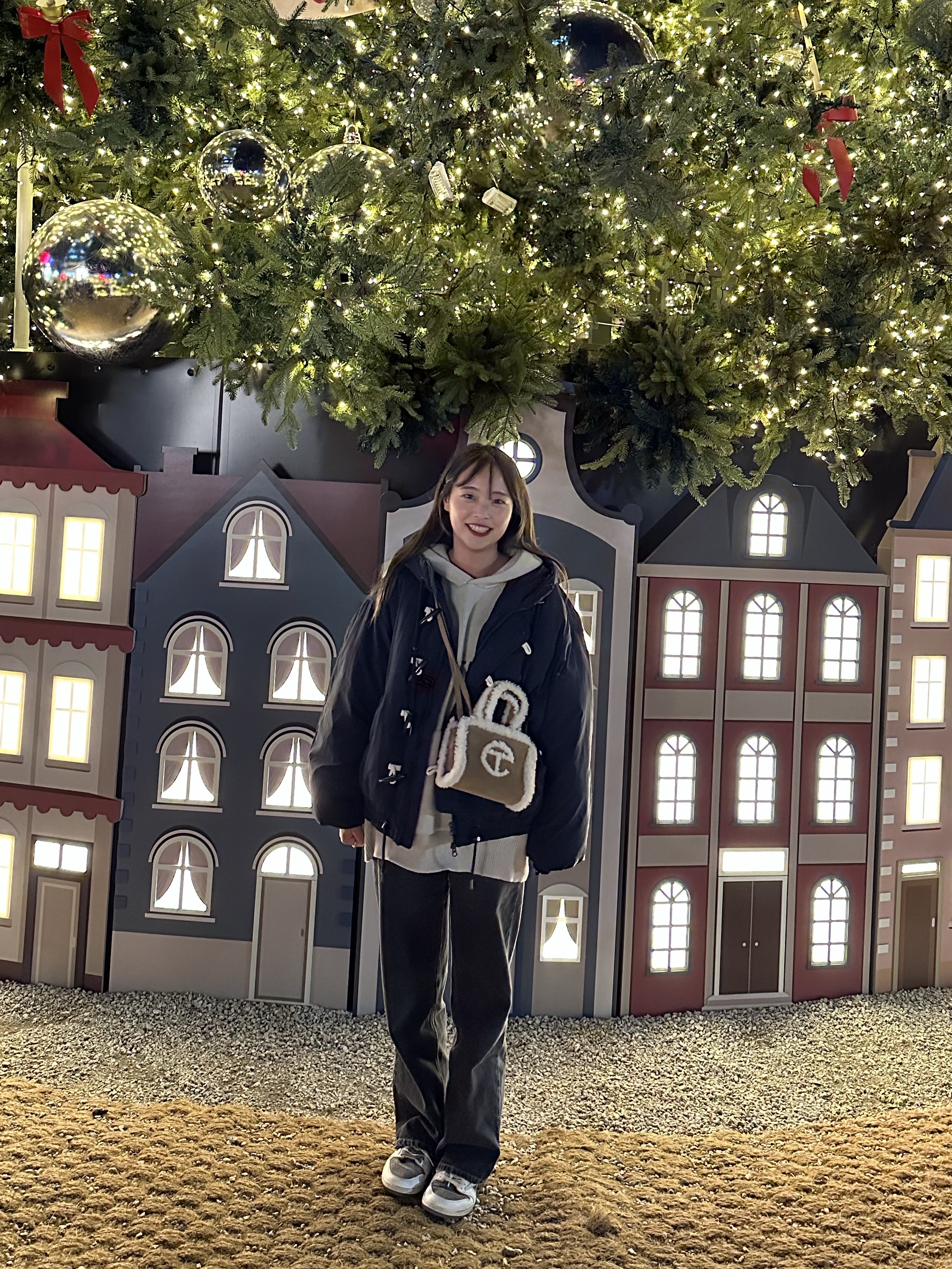 Telfar x UGG Small Shopping Bag Chestnut, Essentials Knit Pullover Hoodie Moss - 21SS 착용 스타일 - 6