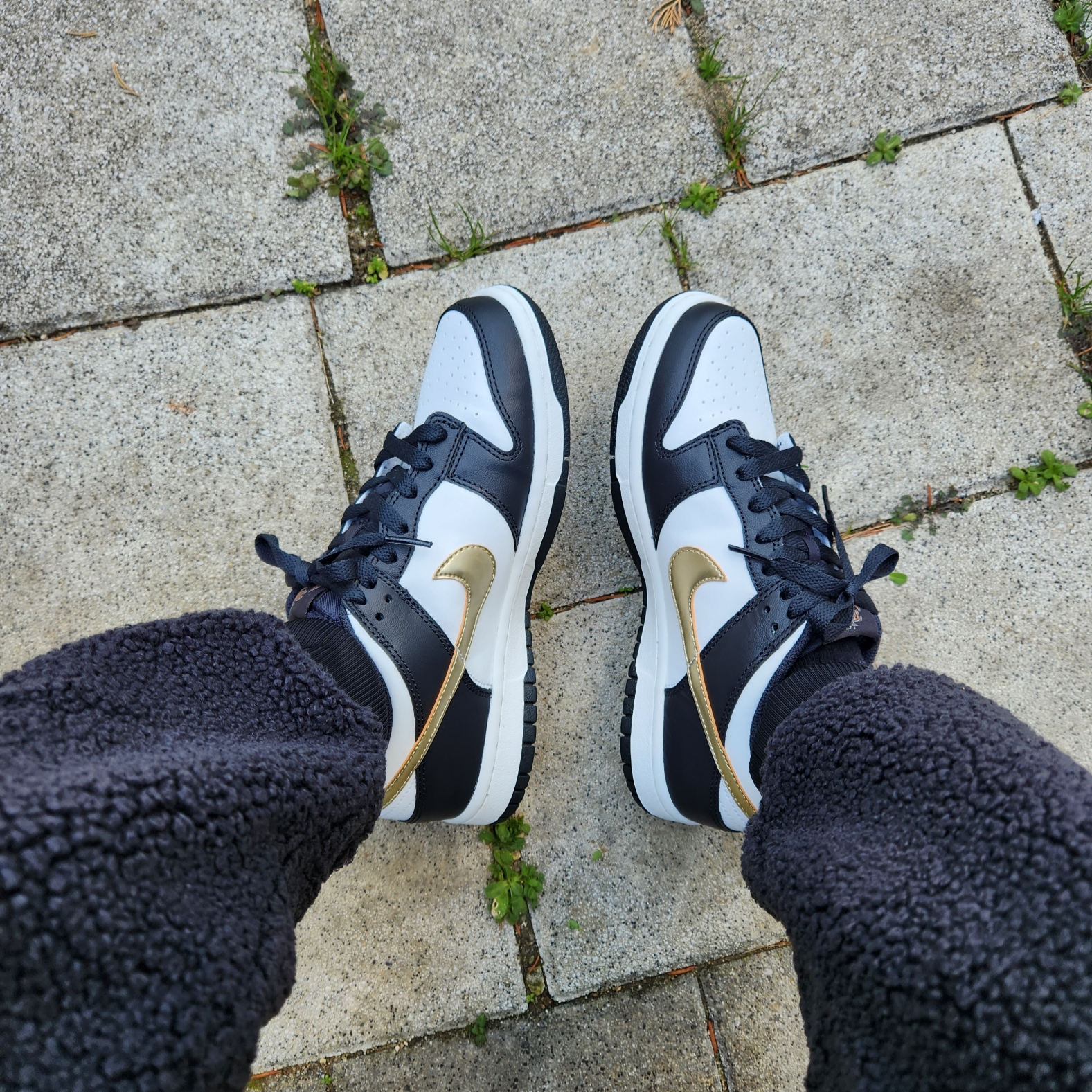 (GS) Nike Dunk Low SE Off Noir Summit White Metallic Pewter 착용 스타일 - 2