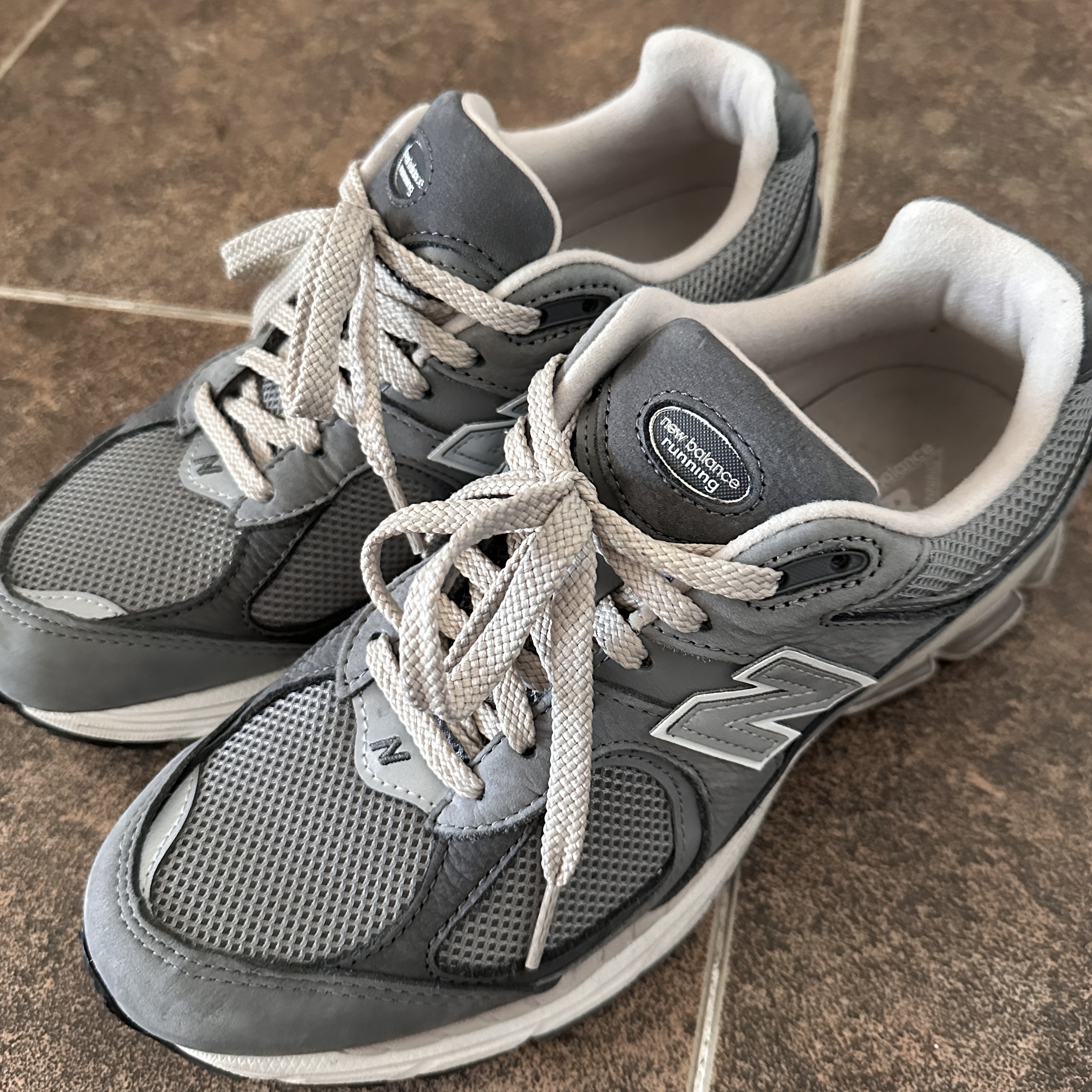 New Balance 2002R Premium Vintage Grey 착용 스타일