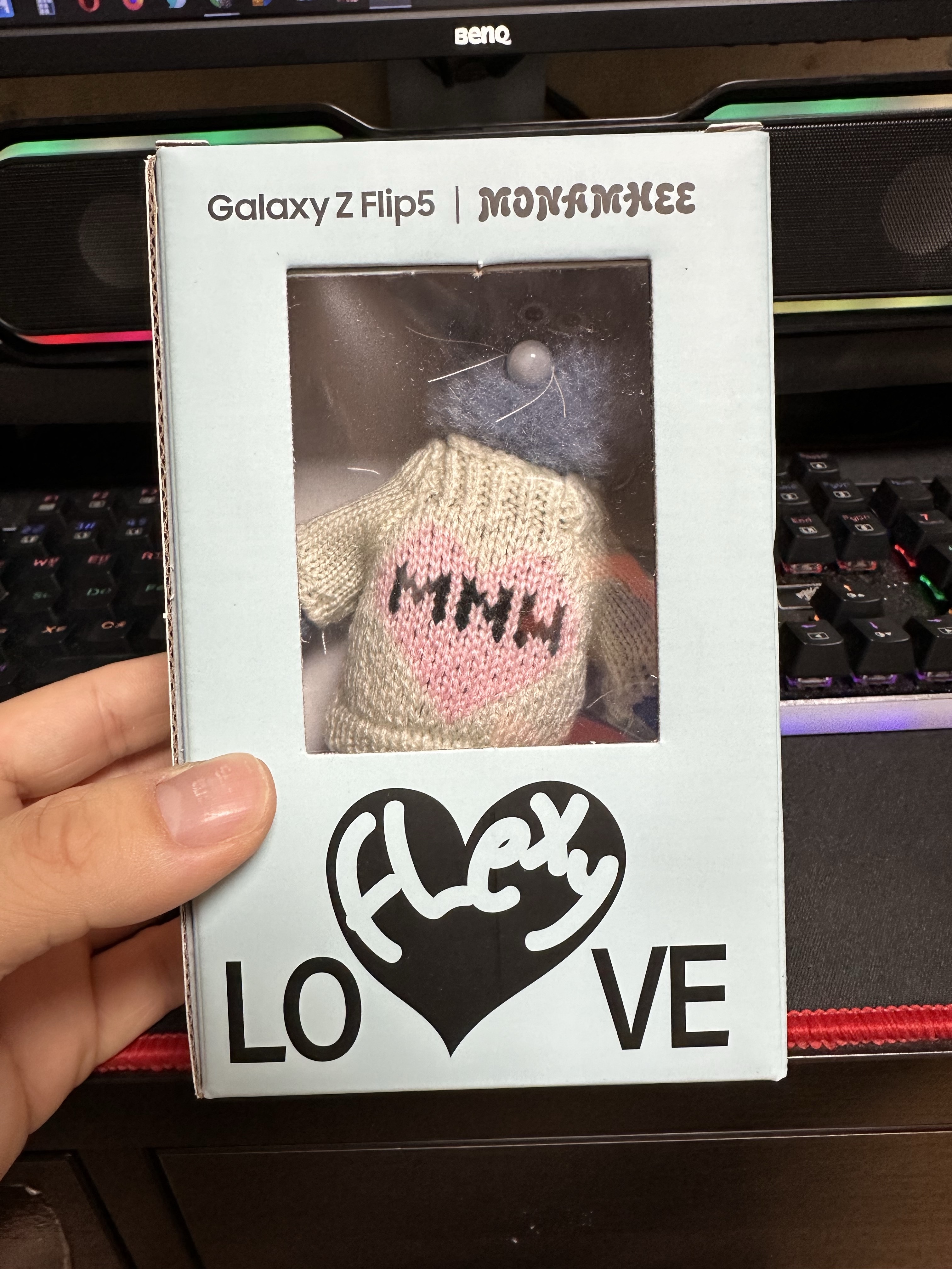 Monamhee Love Flexy Keyring Blue 착용 스타일