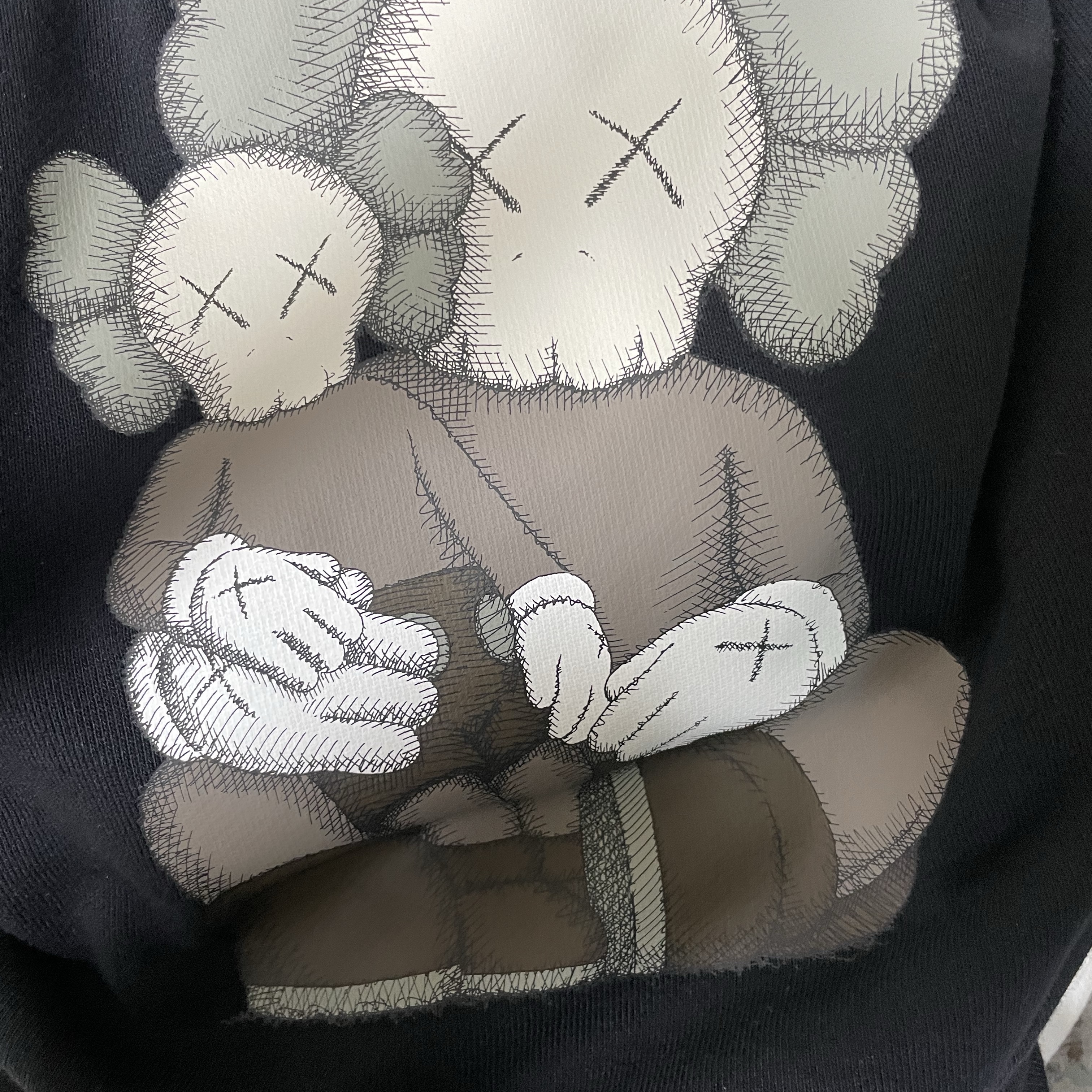 Uniqlo UT x Kaws Long Sleeve Sweatshirt Black 착용 스타일