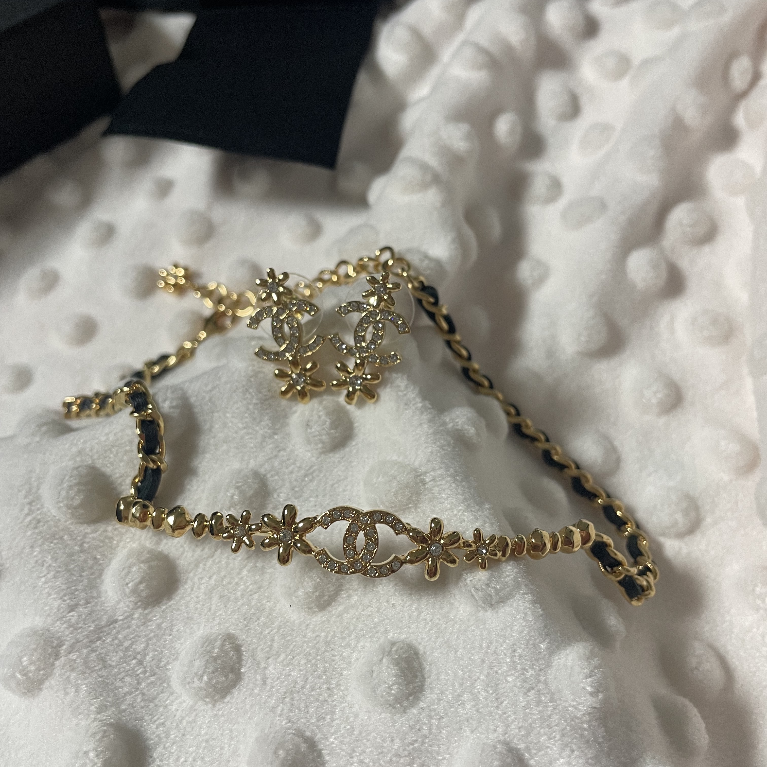 (W) Chanel Choker Metal Lambskin Strass & Gold Black Crystal 착용 스타일 - 3