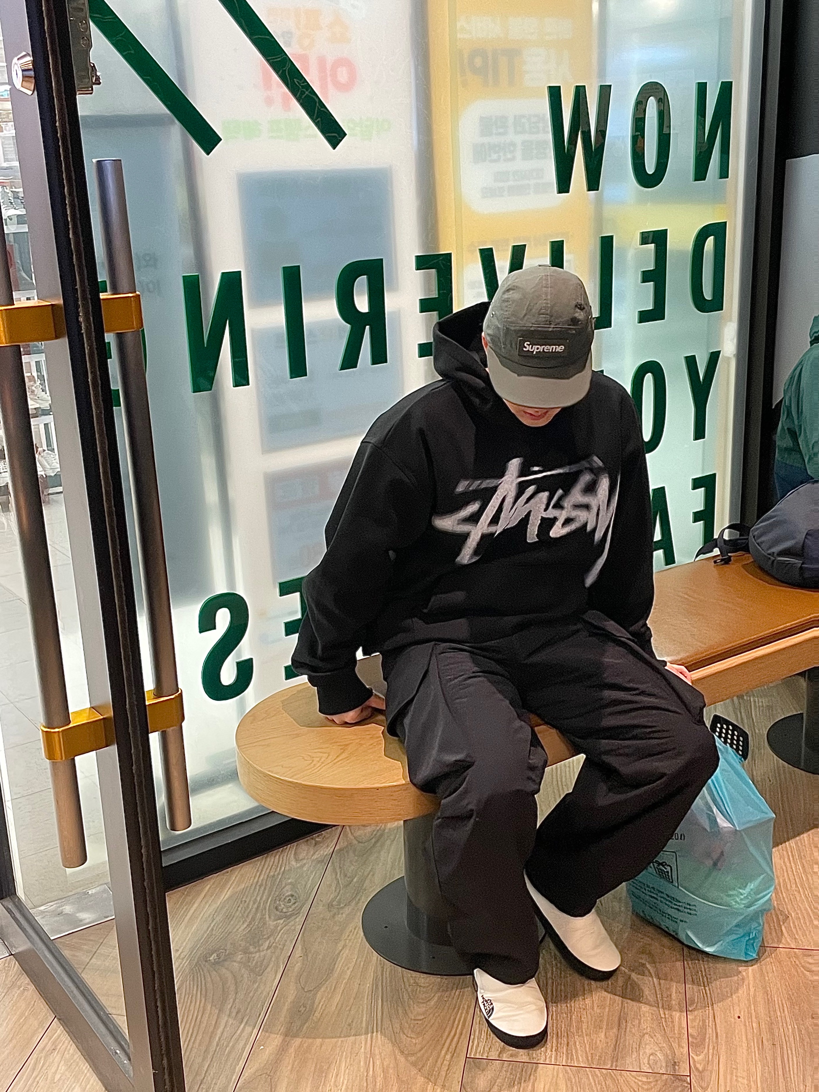 Supreme Waxed Cotton Camp Cap Olive - 23FW, Stussy Dizzy Stock Hoodie Black 착용 스타일 - 1